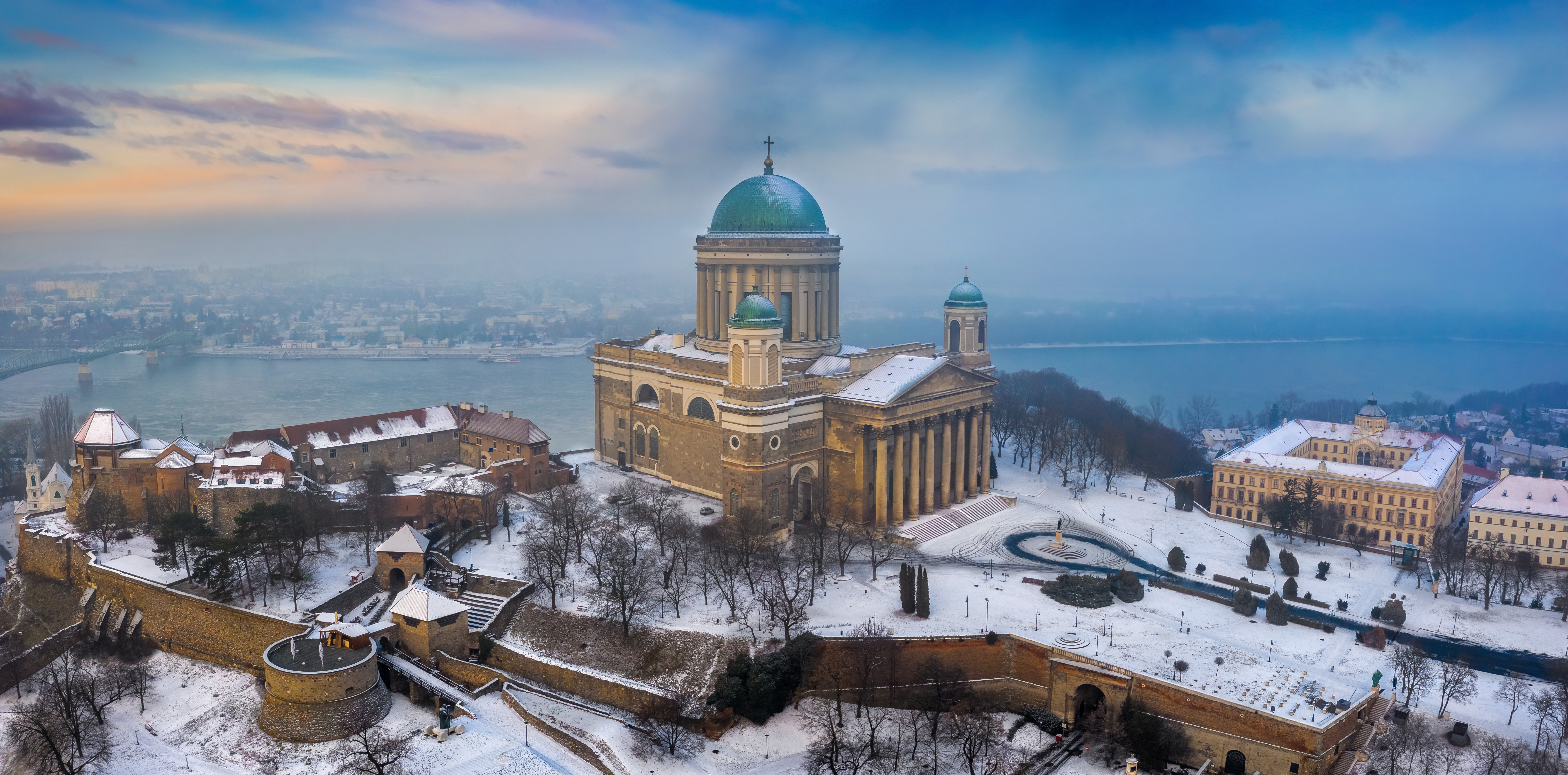 Spektakulært drone-foto af Esztergom Basilika i sneklædt vinterlandskab, Ungarn