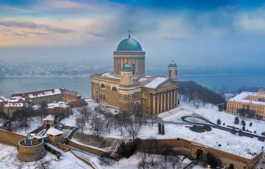 Spektakulært drone-foto af Esztergom Basilika i sneklædt vinterlandskab, Ungarn