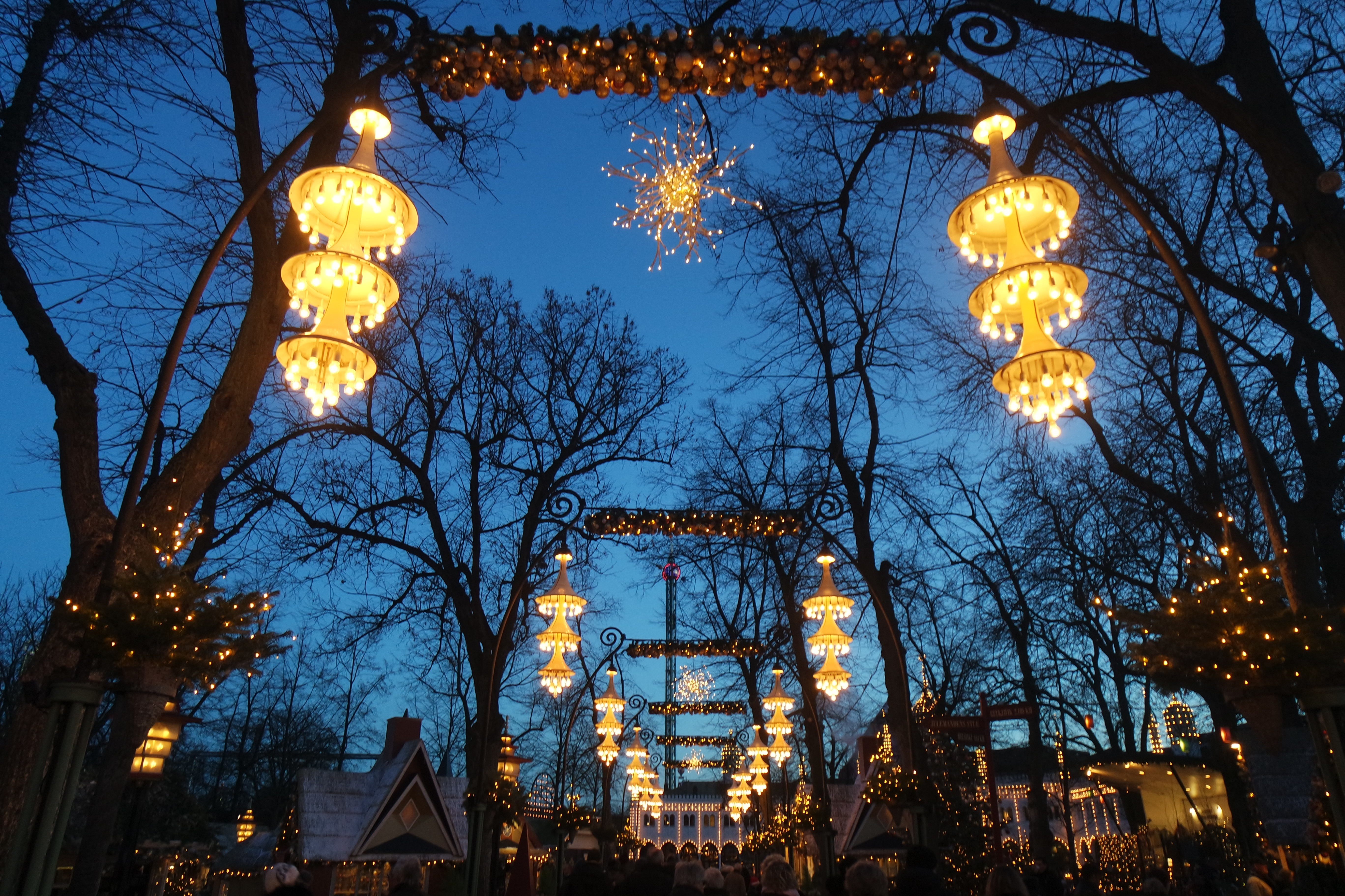 Stemningsfuld vinterfest på julemarked med illuminerede lygter i aftenlys