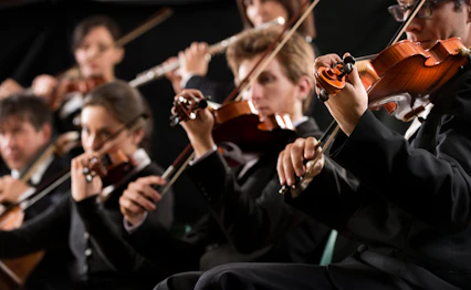 Professionelt violin-ensemble optræder ved klassisk koncert i Berlin Filharmoni