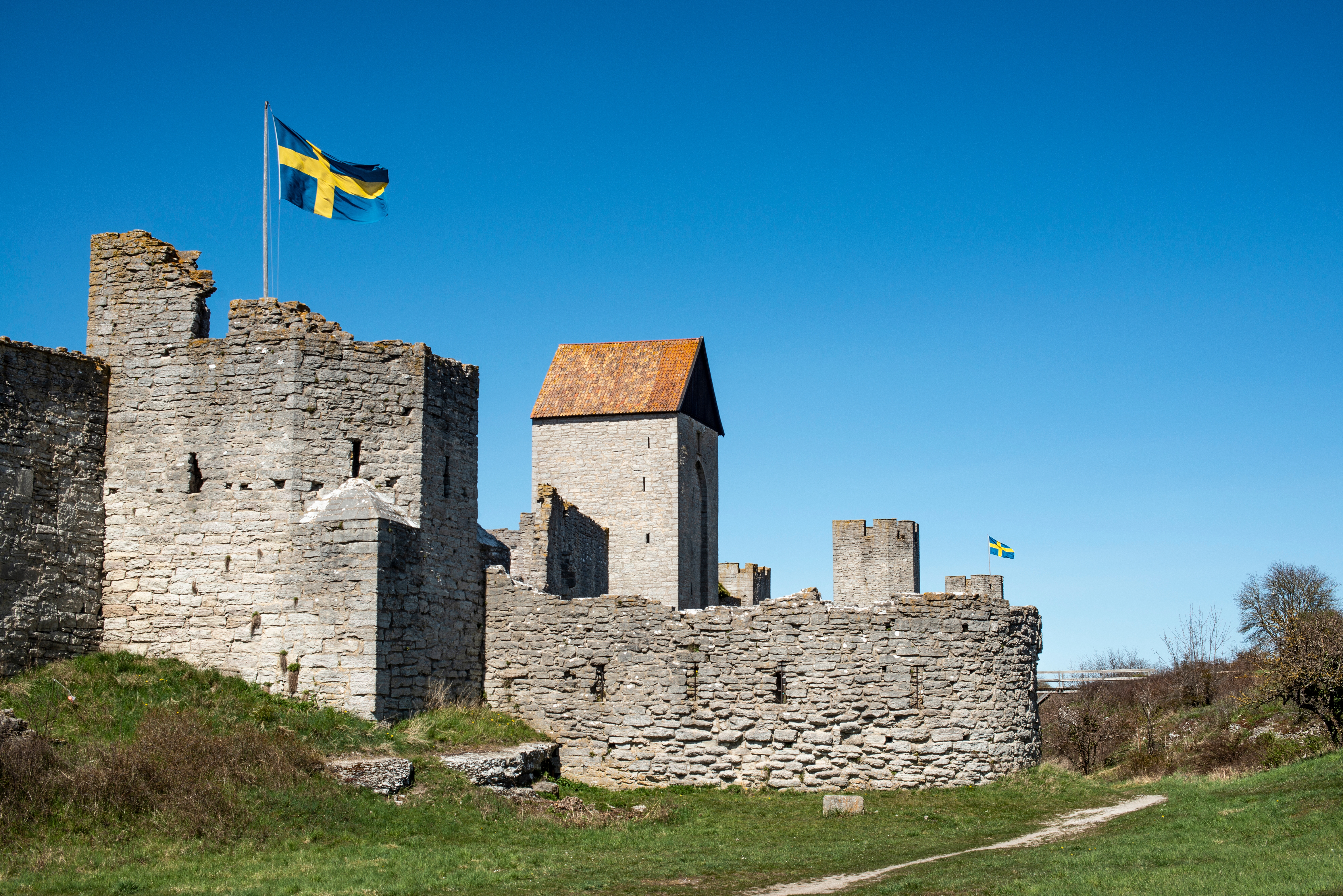 Borgruiner i Visby Gotland med middelalderlige stenmure og tårne under blå himmel