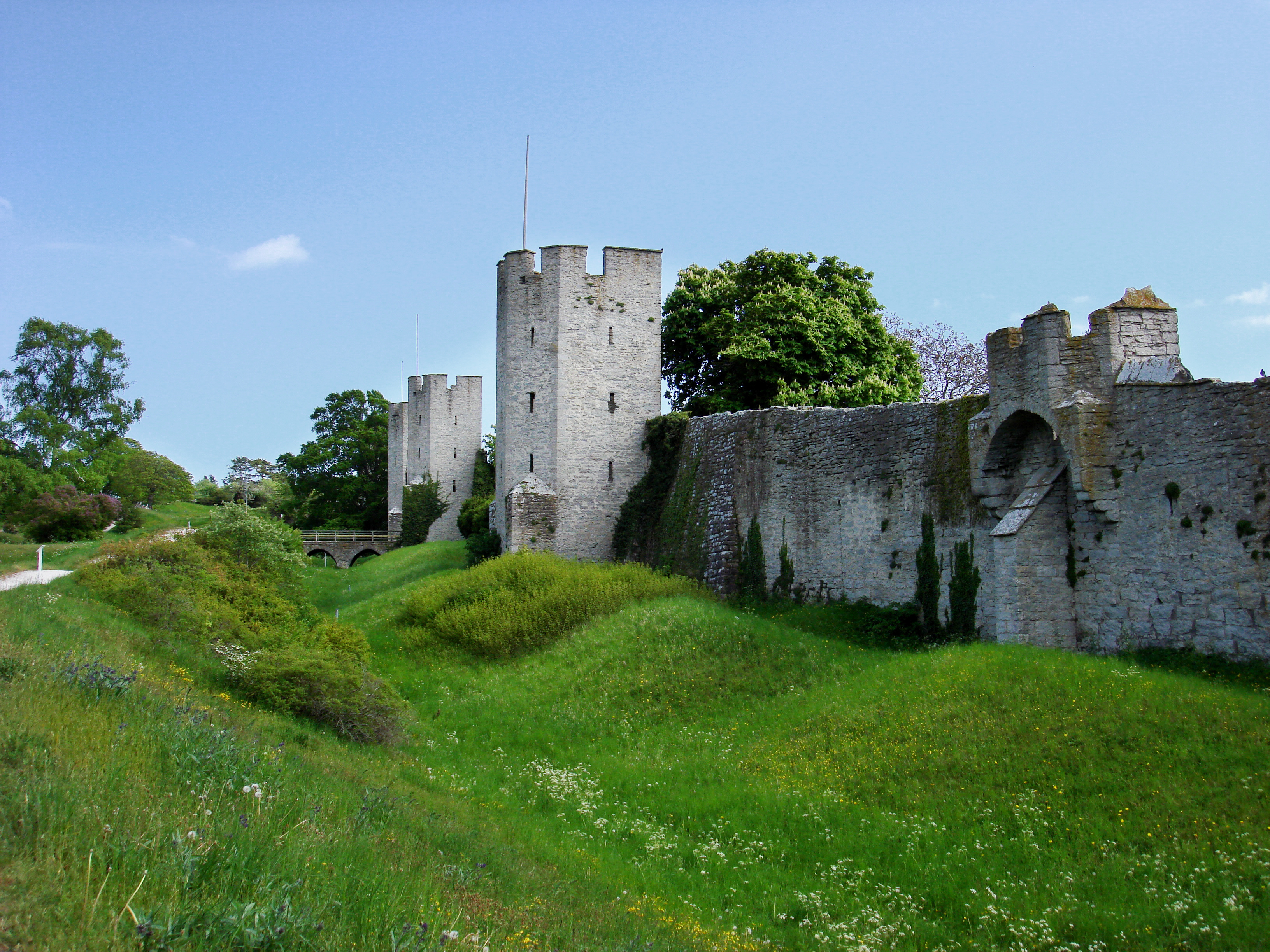 Imponerende middelalderlig bymur med tårne i Visby på Gotland, Sverige, omgivet af smuk natur
