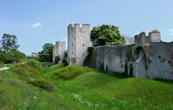 Imponerende middelalderlig bymur med tårne i Visby på Gotland, Sverige, omgivet af smuk natur