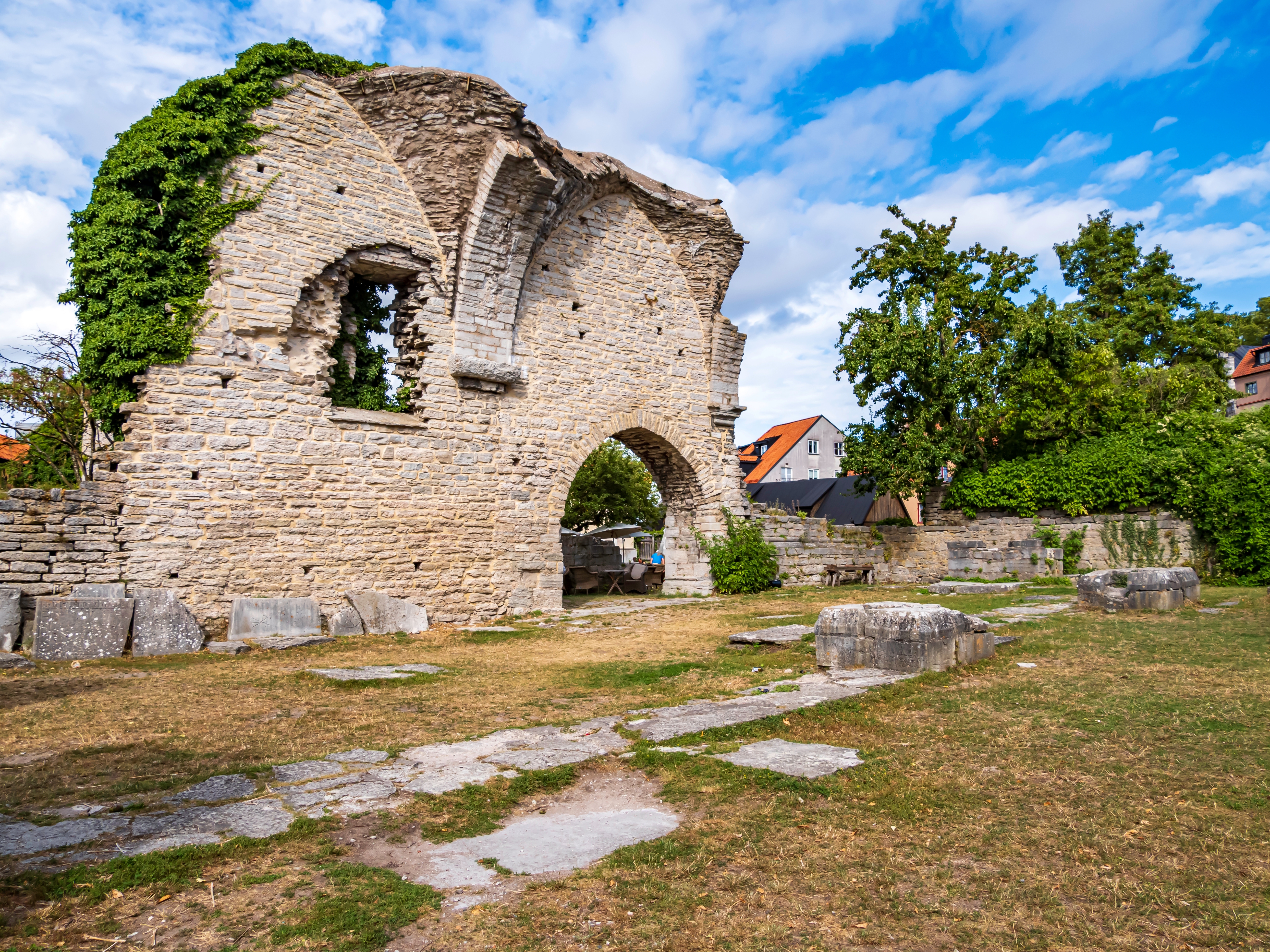 Imponerende middelalderlige ruiner af Saint Per Kirken i Visby, den ældste stenkirke på Gotland fra omkring 1060, der vidner om øens overgang fra hedensk til kristen kultur