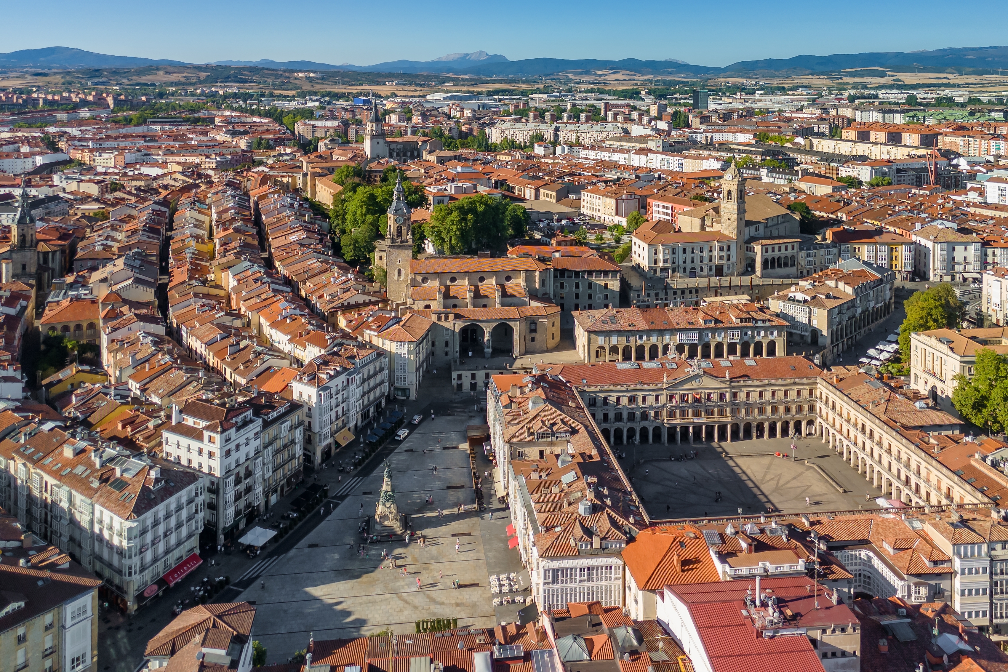 Det historiske centrum i Vitoria-Gasteiz med Plaza Virgen Blanca set fra luften, Baskerlandet