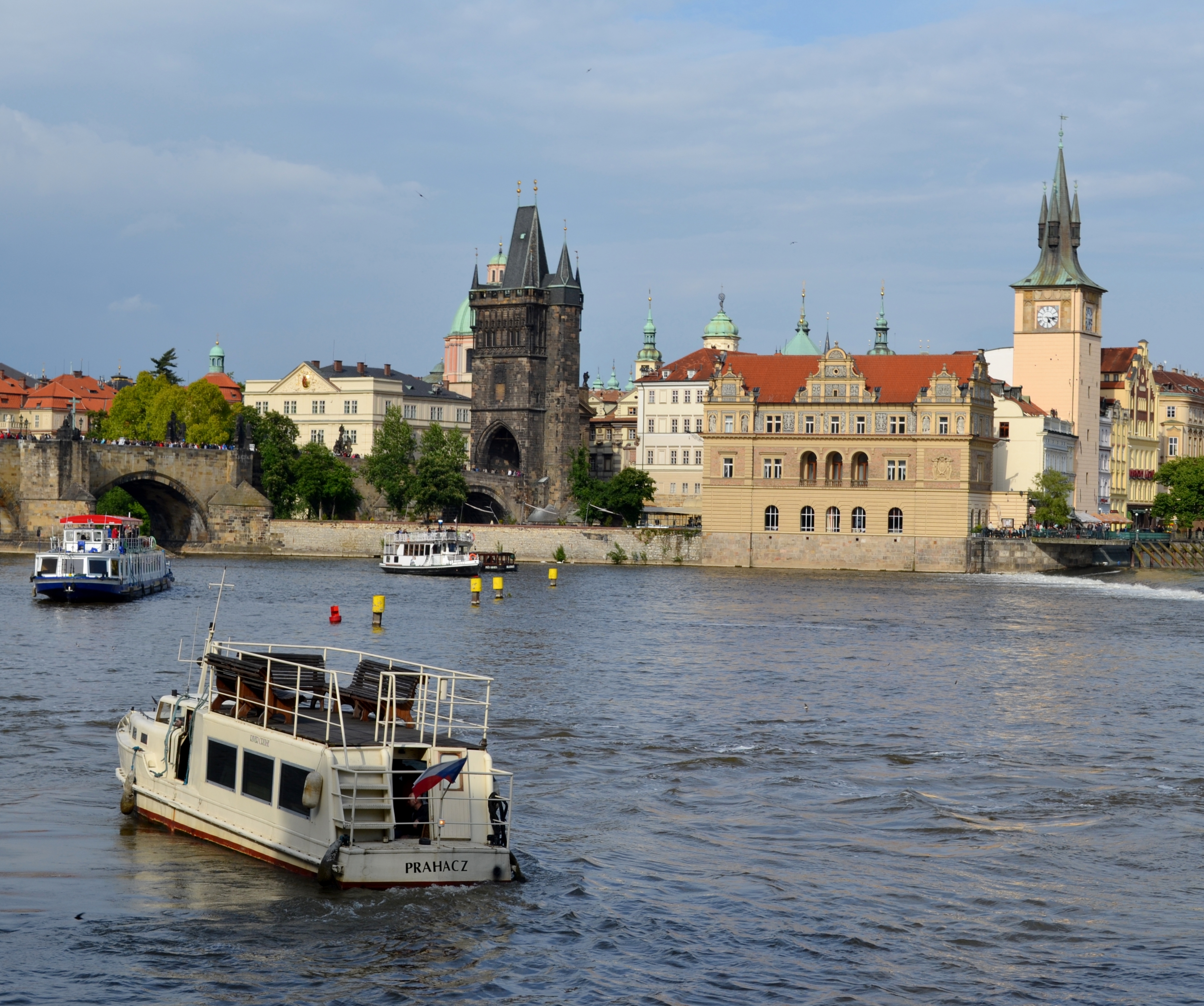 Bådstur på Vltava med Karl Broens tårne og Prags historiske skyline