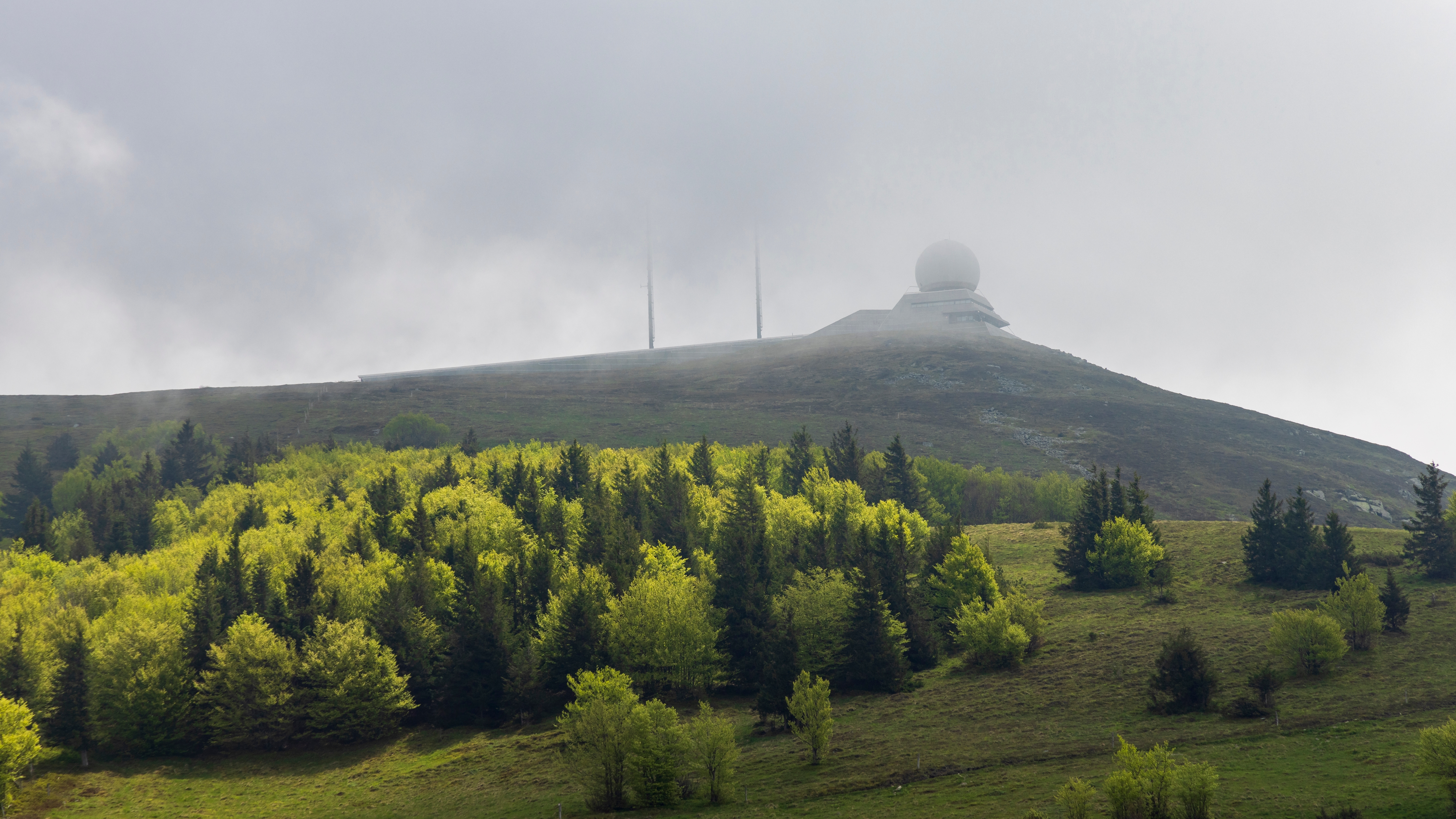Grand Ballon naturpark med grønne bjerge og observationstårn i Vosges