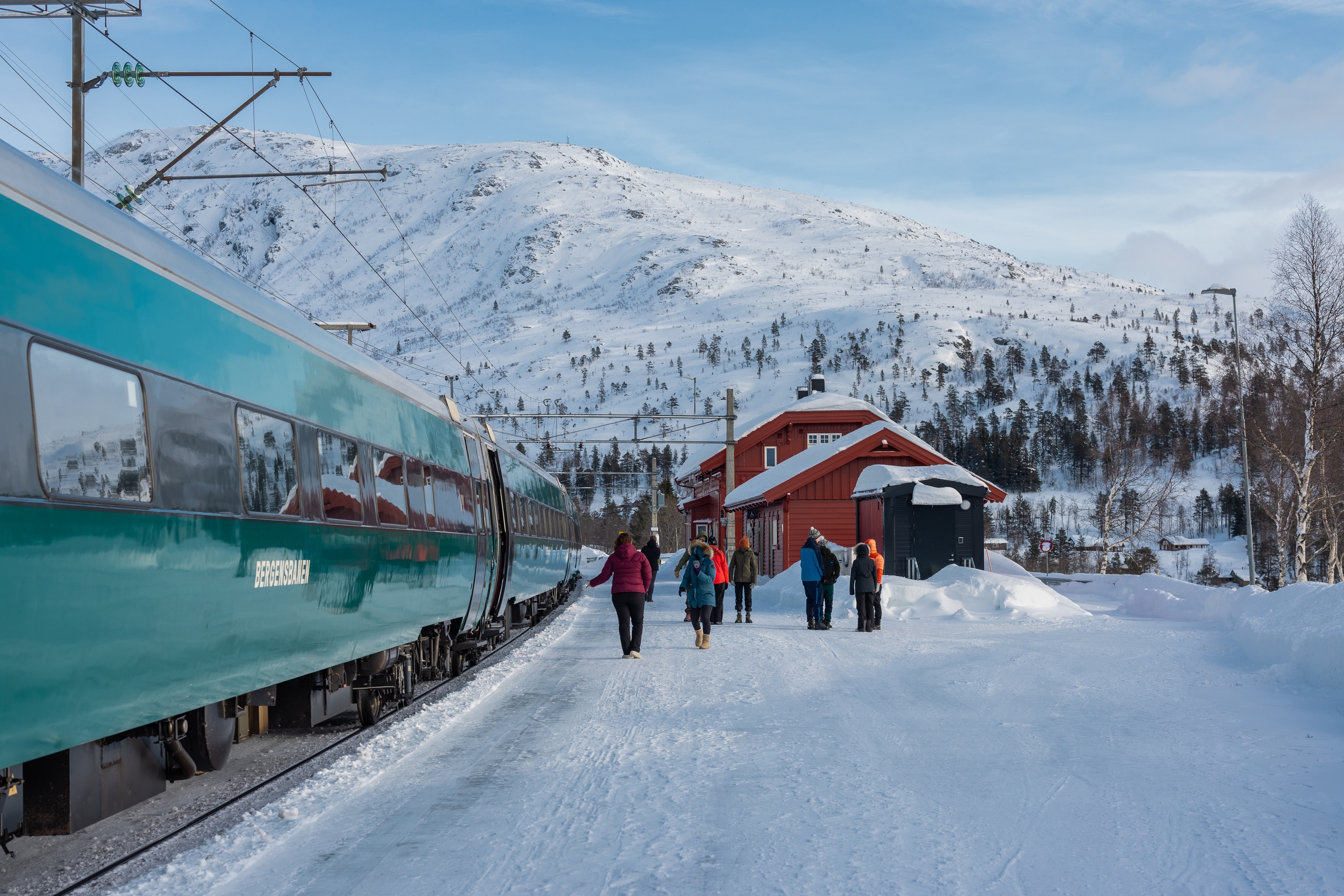 Togrejse ved Voss i Norge med sne og dramatiske bjerge