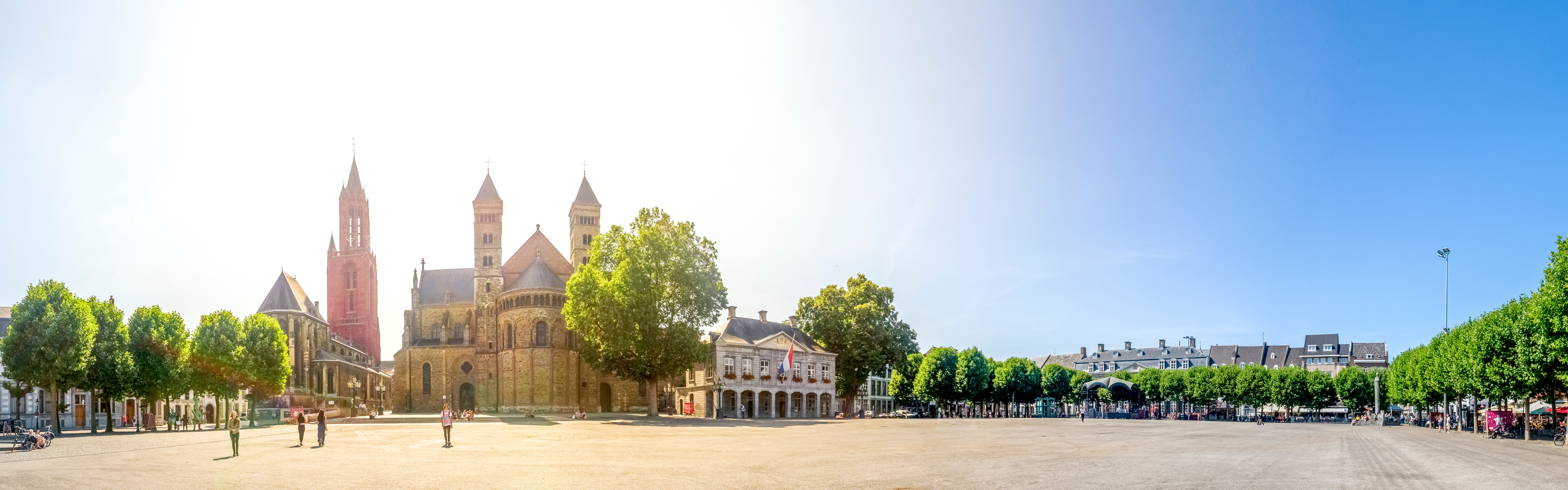 Panoramabillede af det berømte Vrijthof-torv i Maastricht med Sint Servaas Basilika og rådhuset på en klar sommerdag