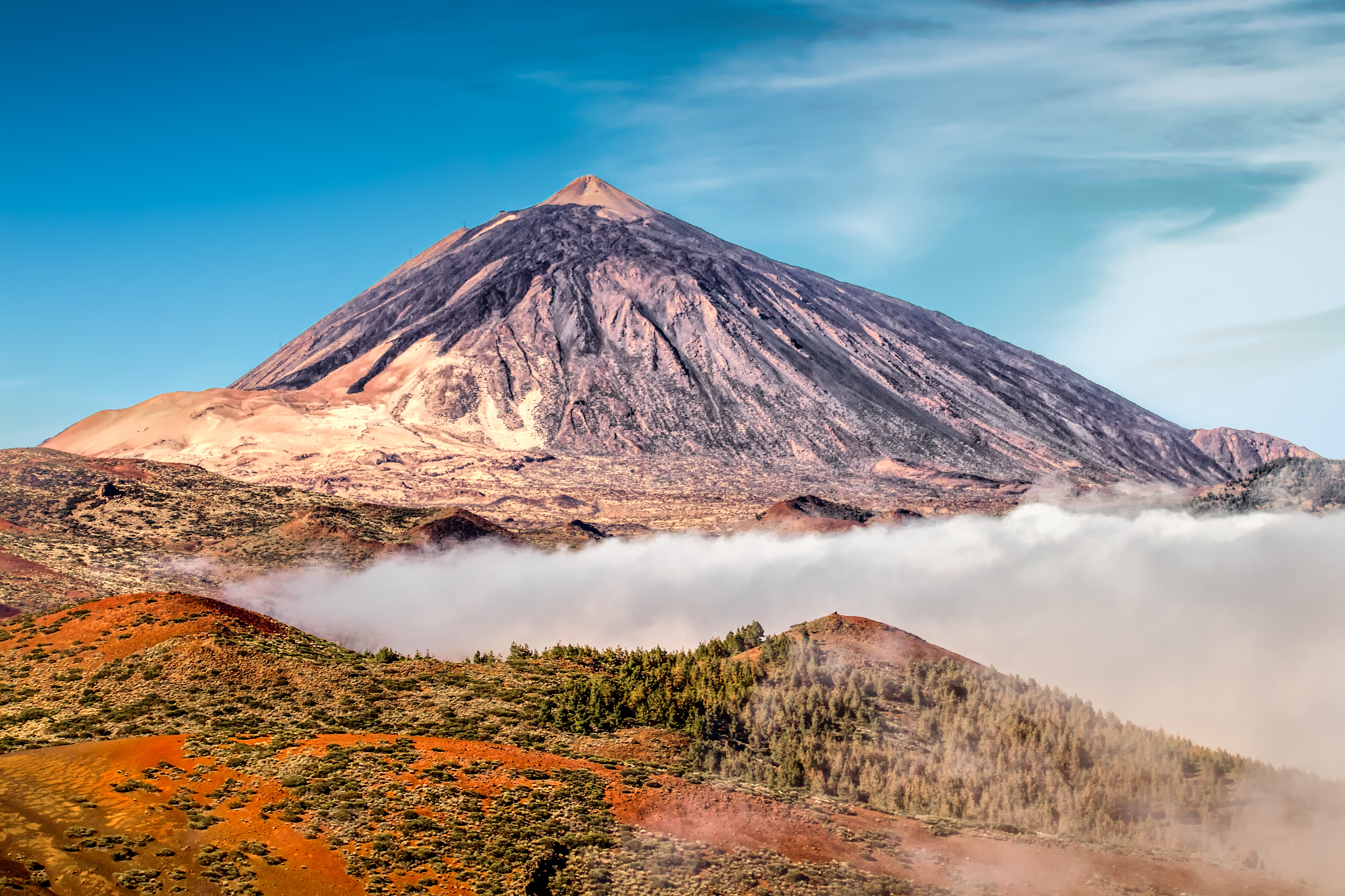 Den spektakulære Teide vulkan i solskin med skydække i nationalparken på Tenerife