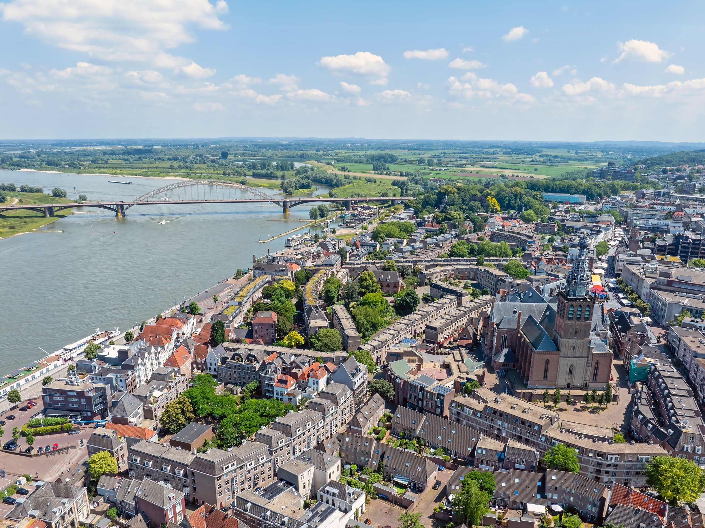 Middelalderligt centrum i Nijmegen ved Waal floden set fra luften