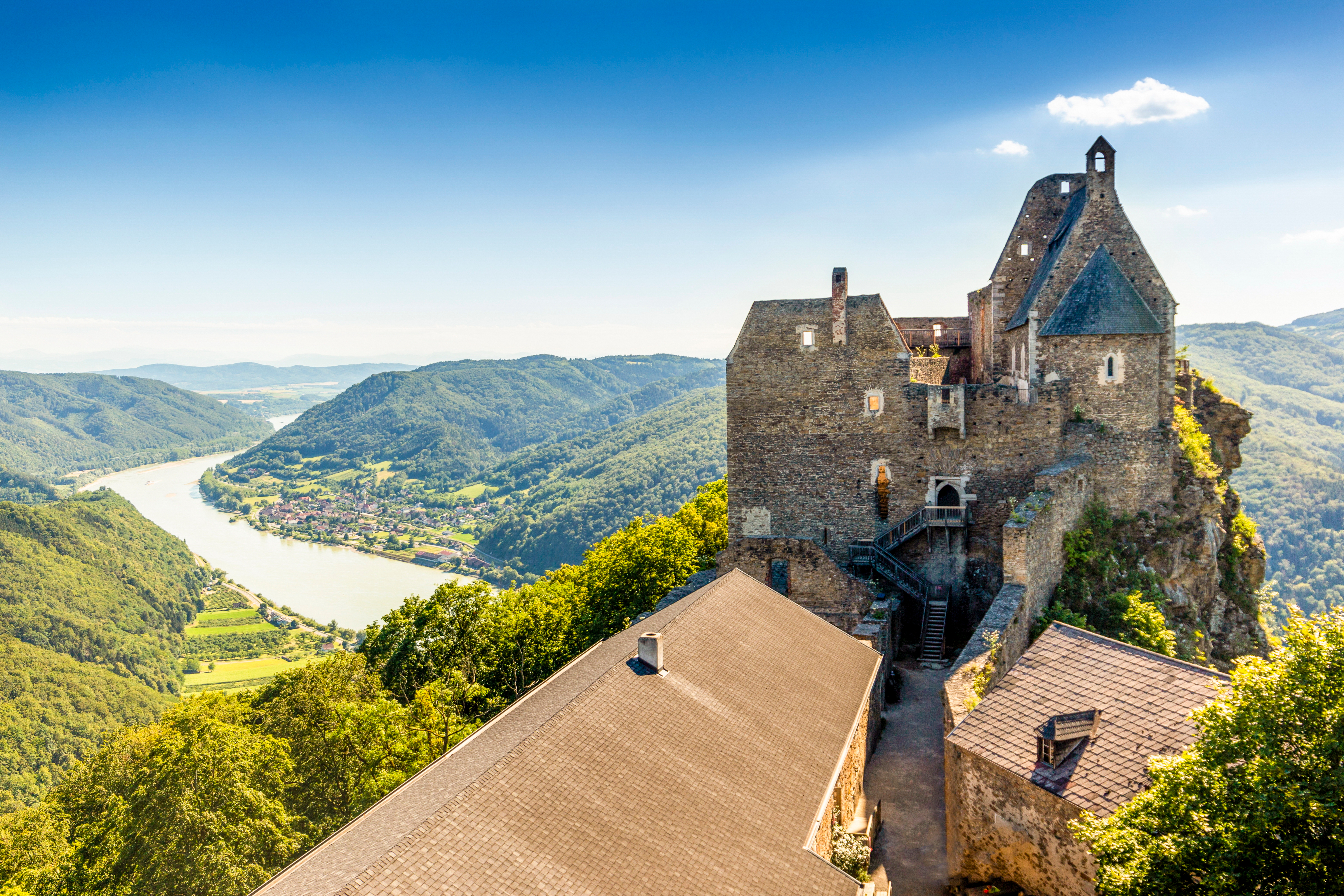 Smukke ruiner af det middelalderlige Aggstein Slot med udsigt over den snoede Donau-flod i Wachau-dalen, Østrig