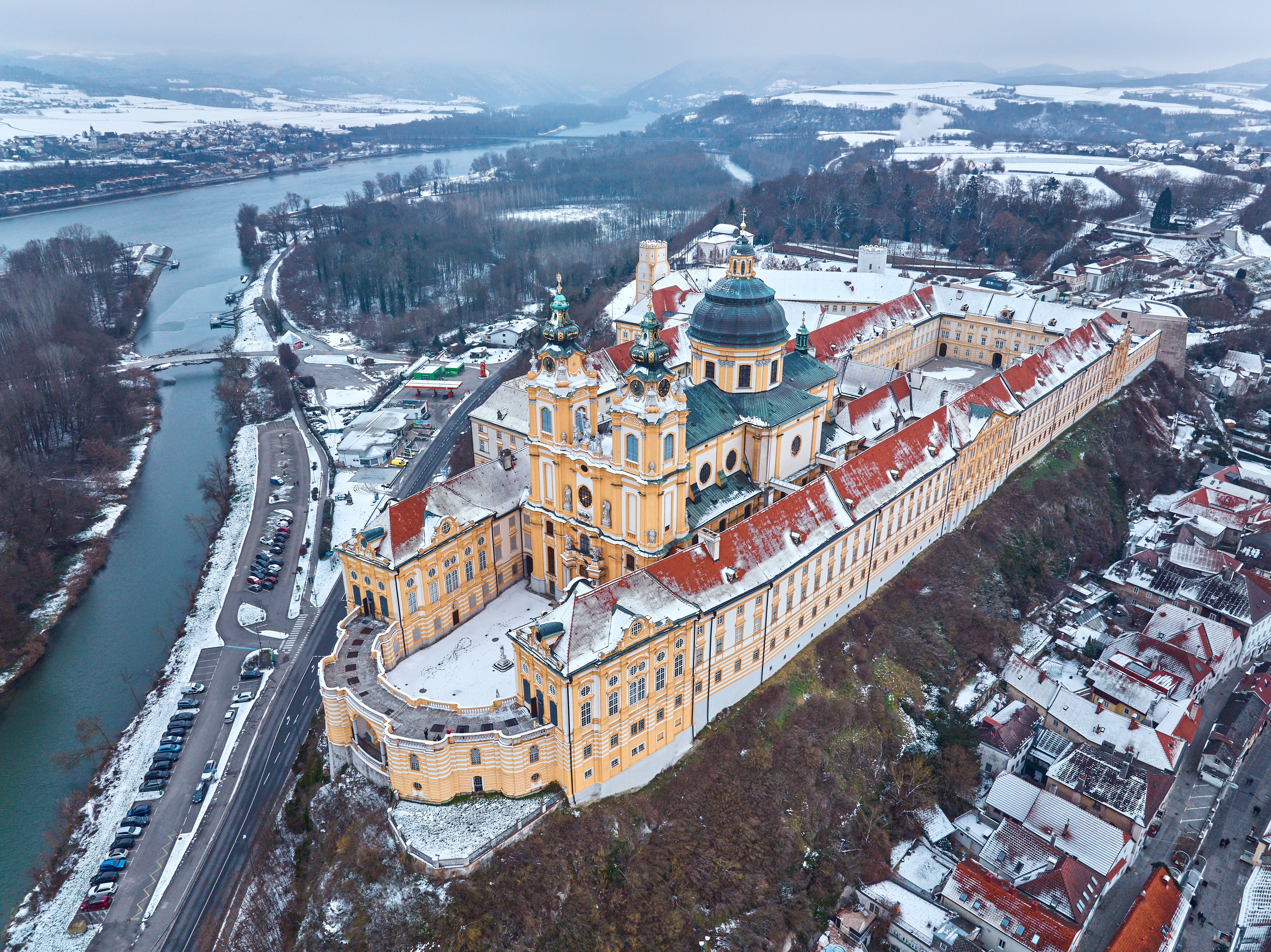 Wachau dal med Melk Abbey kloster i vinterlandskab Østrig