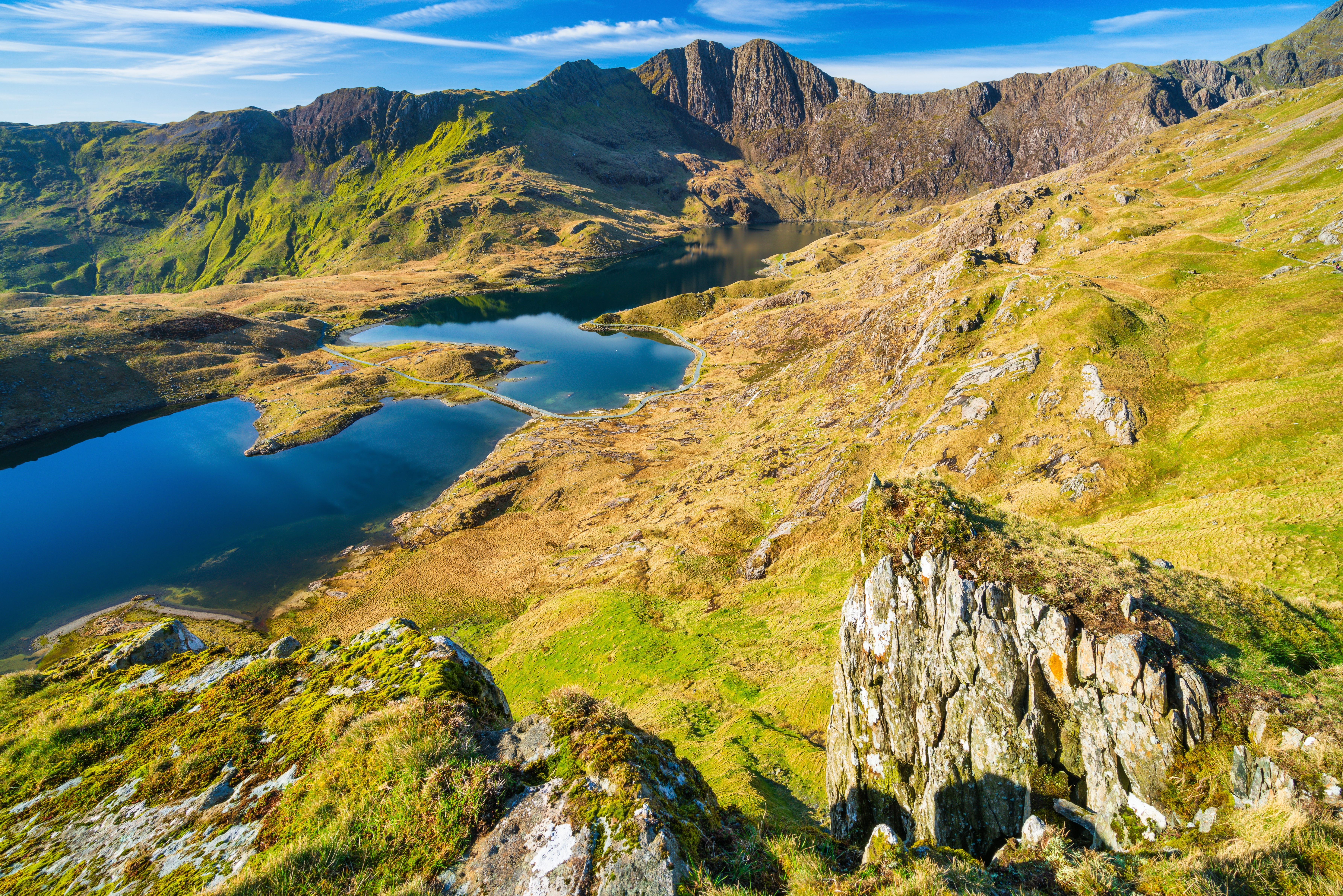 Storslået bjergpanorama med krystalklart vand i Snowdonia Nationalpark