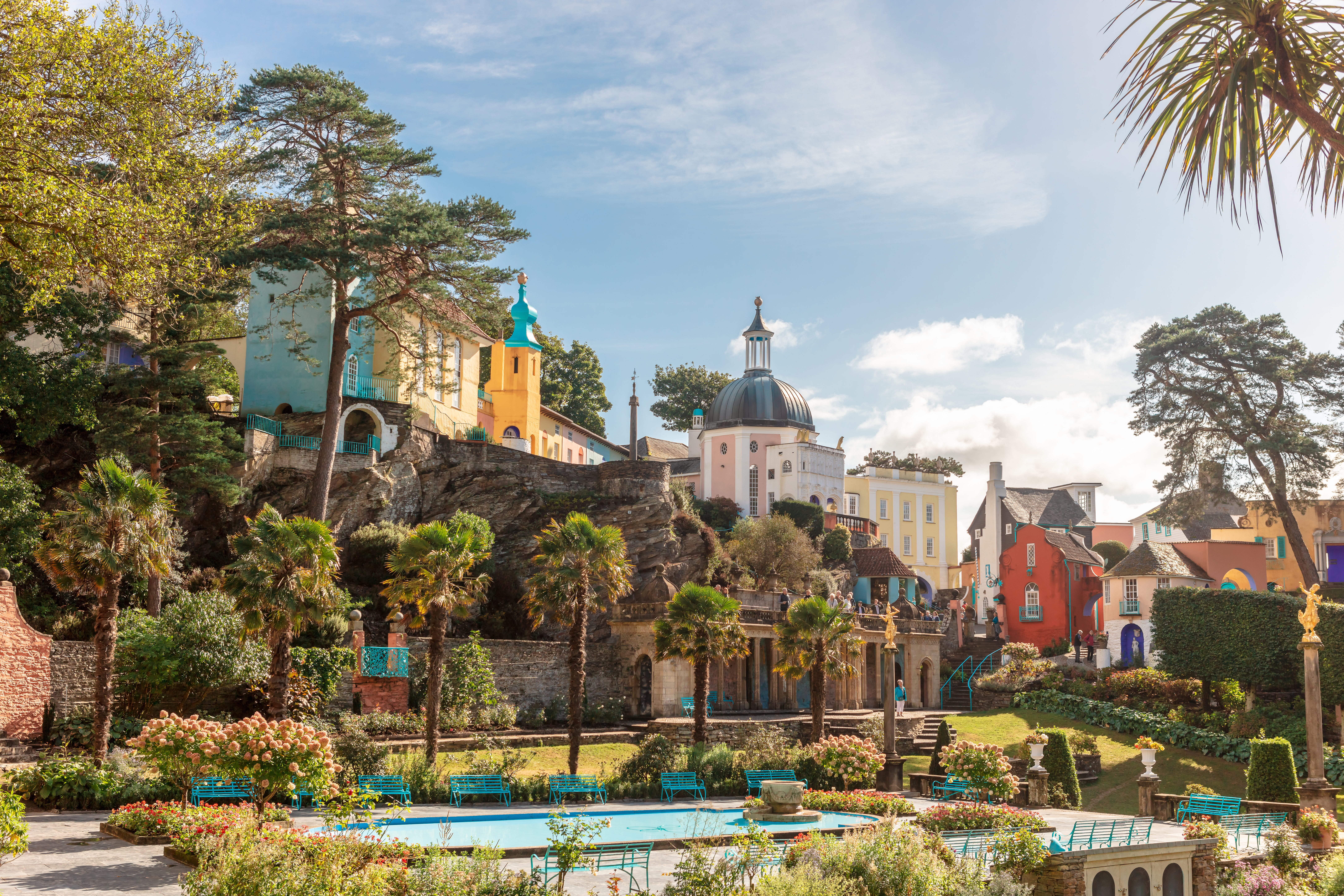 Smukke italiensk-stil bygninger og haver i Portmeirion, Wales
