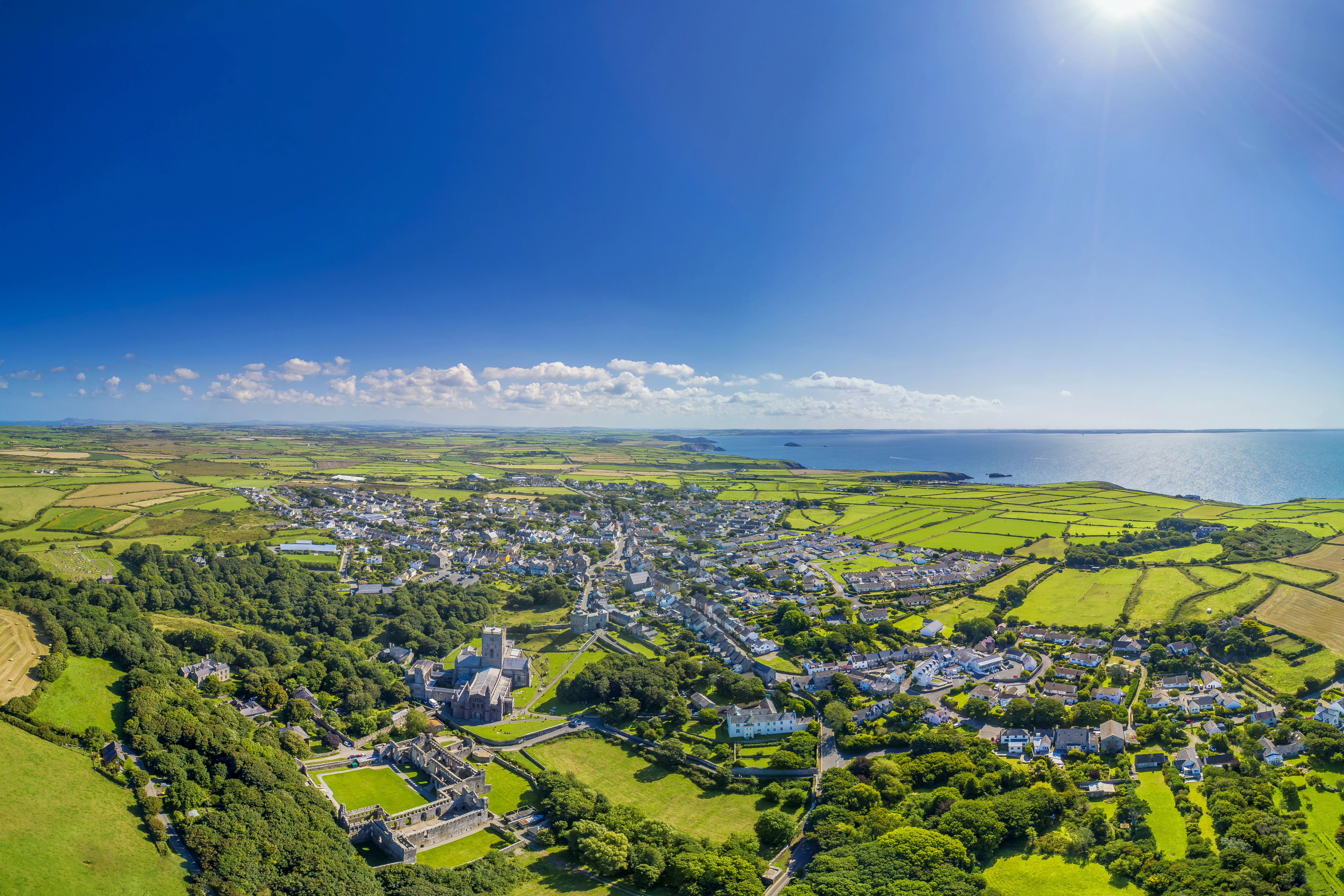 Spektakulaer droneudsigt over Haverfordwest og den walisiske kyst i Pembrokeshire