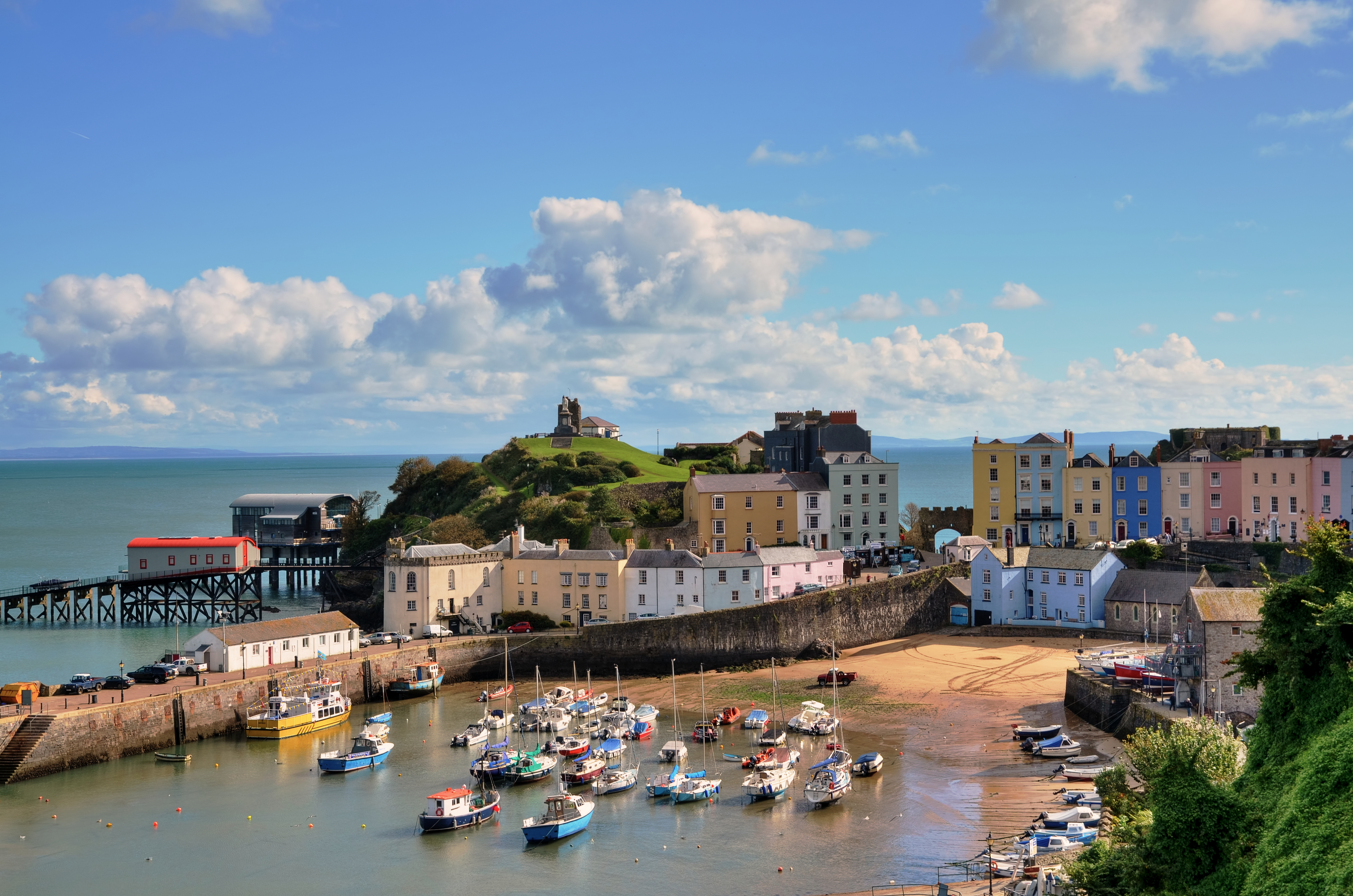 Tenby i Wales med middelalderborg og charmerende havneområde
