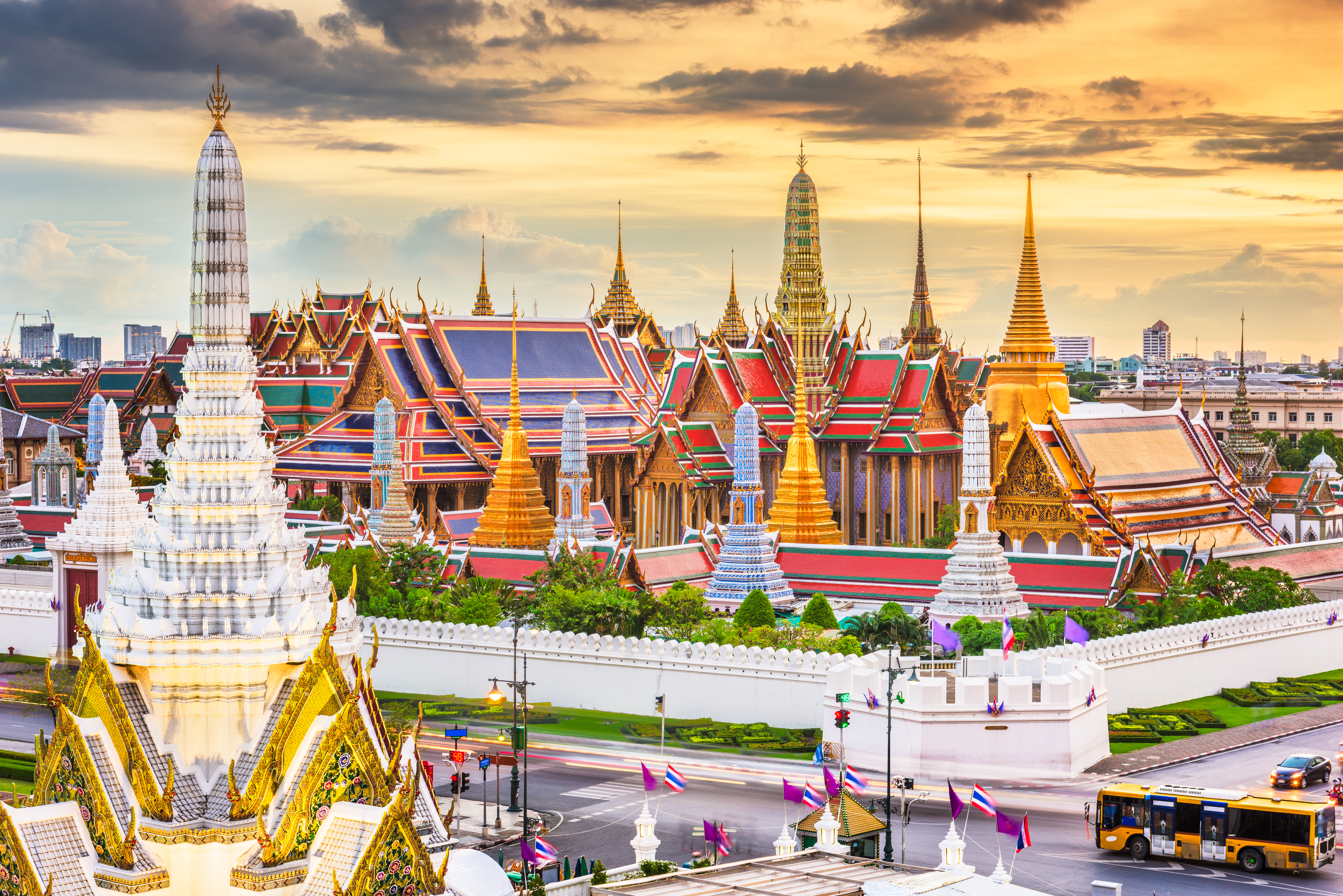 Wat Phra Kaew og kongepaladset i Bangkok med gyldne tage og pagoder