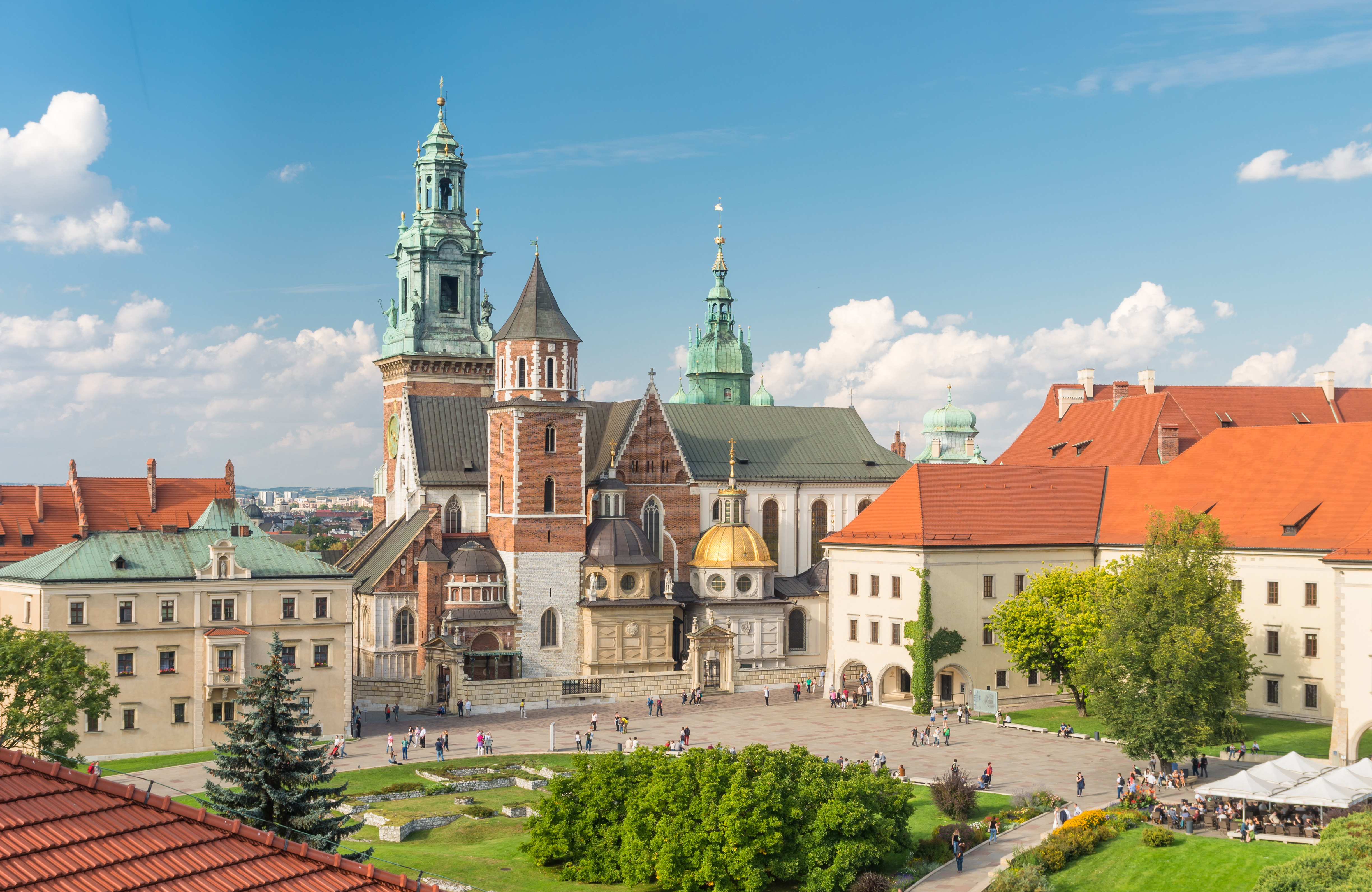 Wawel Kongeslot og Katedral i Krakow med karakteristiske grønne kupler og middelalderlig arkitektur