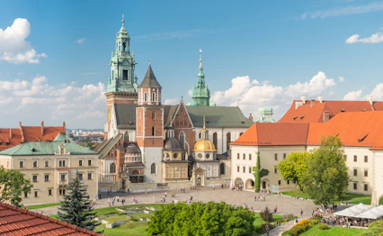 Wawel Kongeslot og Katedral i Krakow med karakteristiske grønne kupler og middelalderlig arkitektur