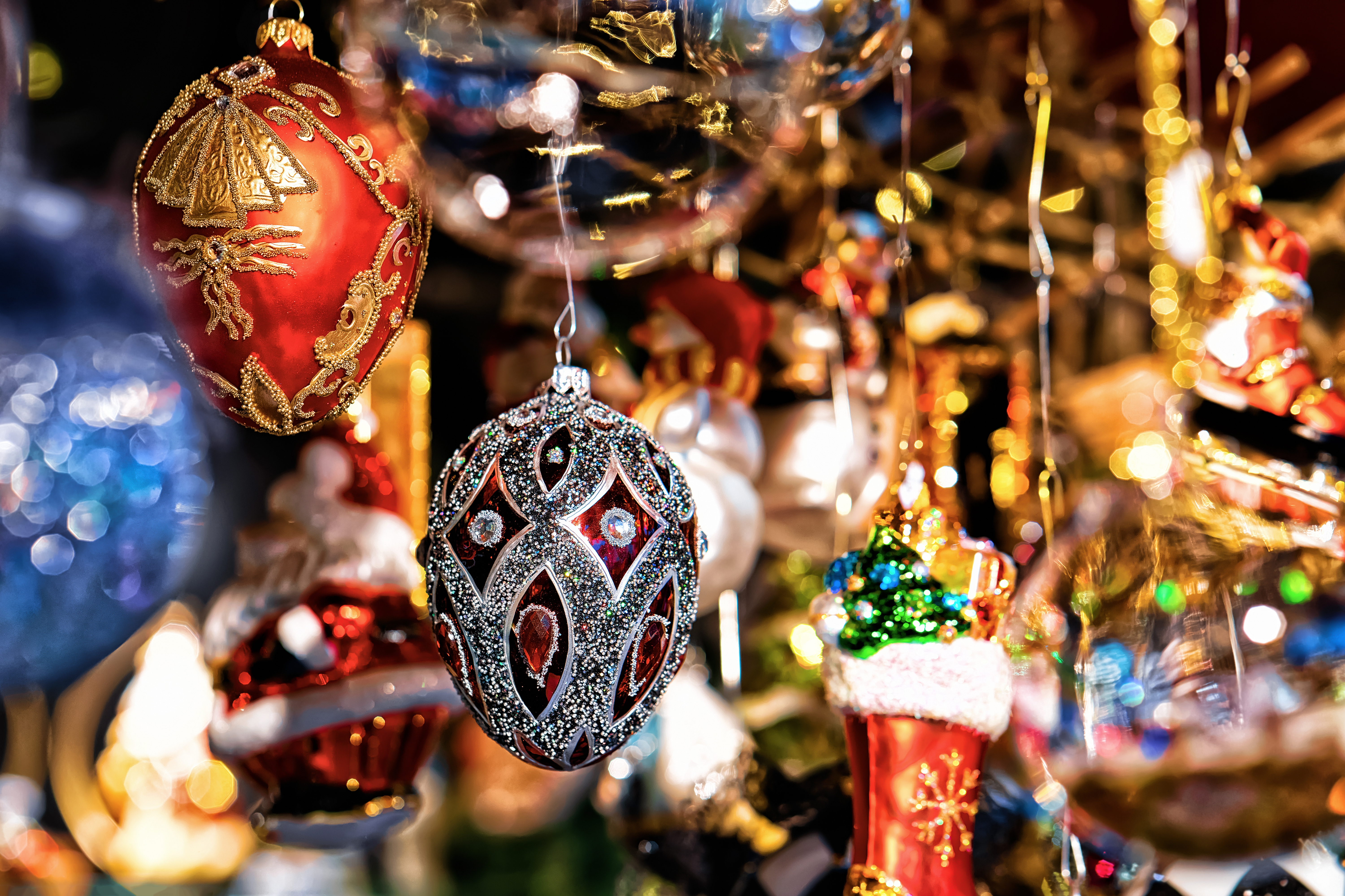 Elegante julekugler og glitter ornamenter på stemningsfuldt julemarked i Berlin