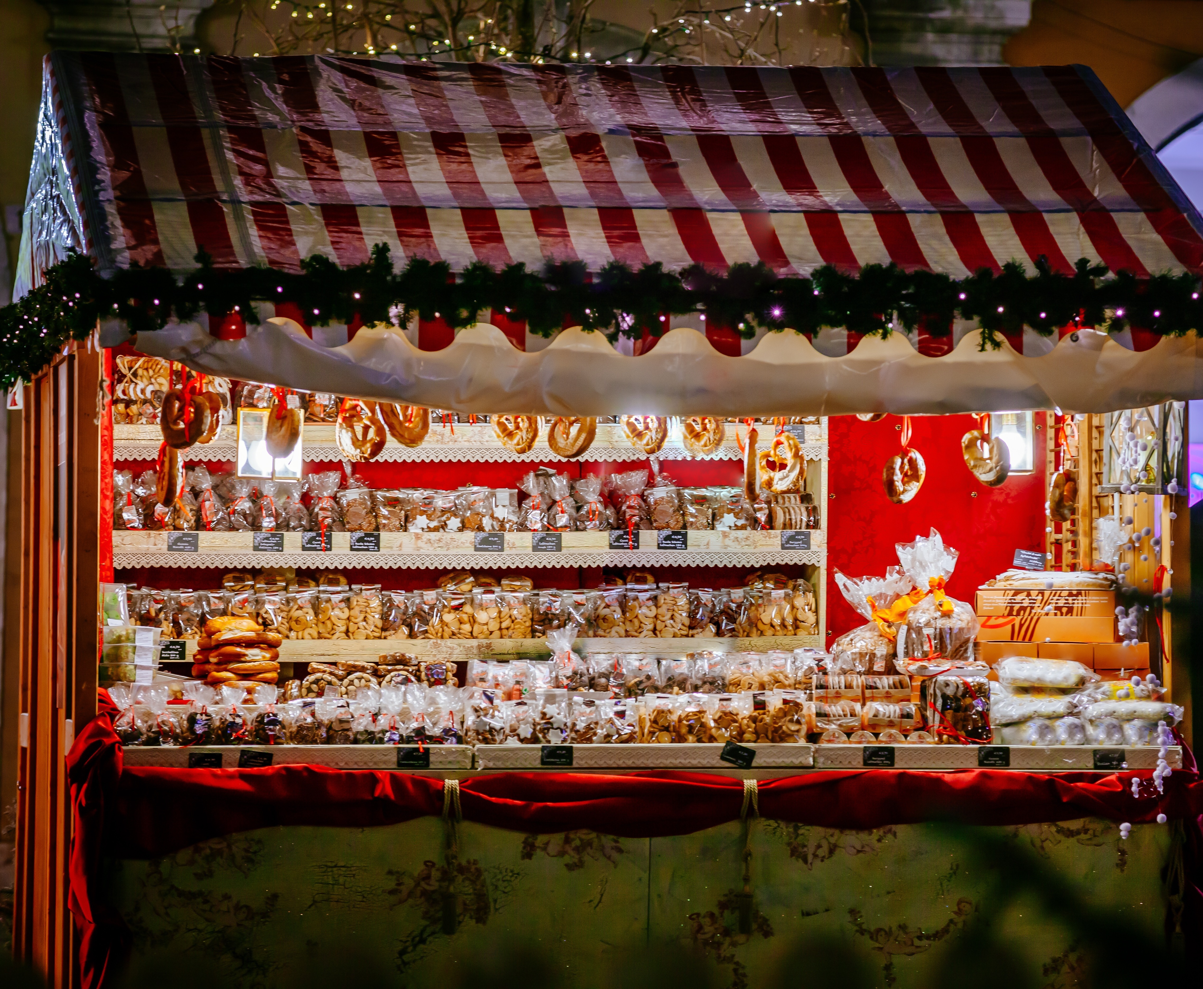 Weihnachtsmarkt bod med sødt julekonfekt og traditionelle kager