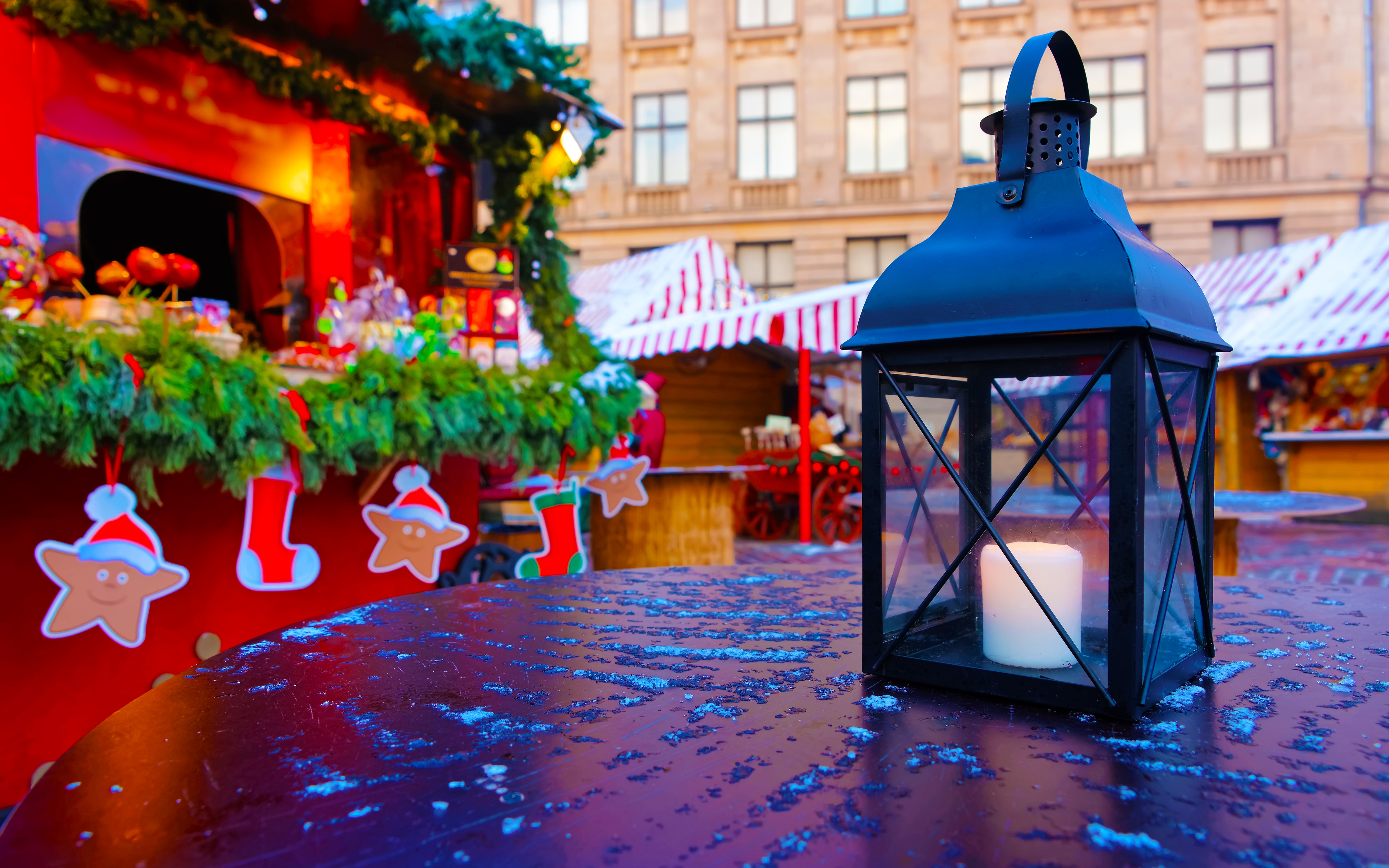 Tysk Weihnachtsmarkt med charmerende lanterner og juleudsmykning