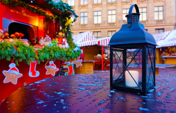 Tysk Weihnachtsmarkt med charmerende lanterner og juleudsmykning