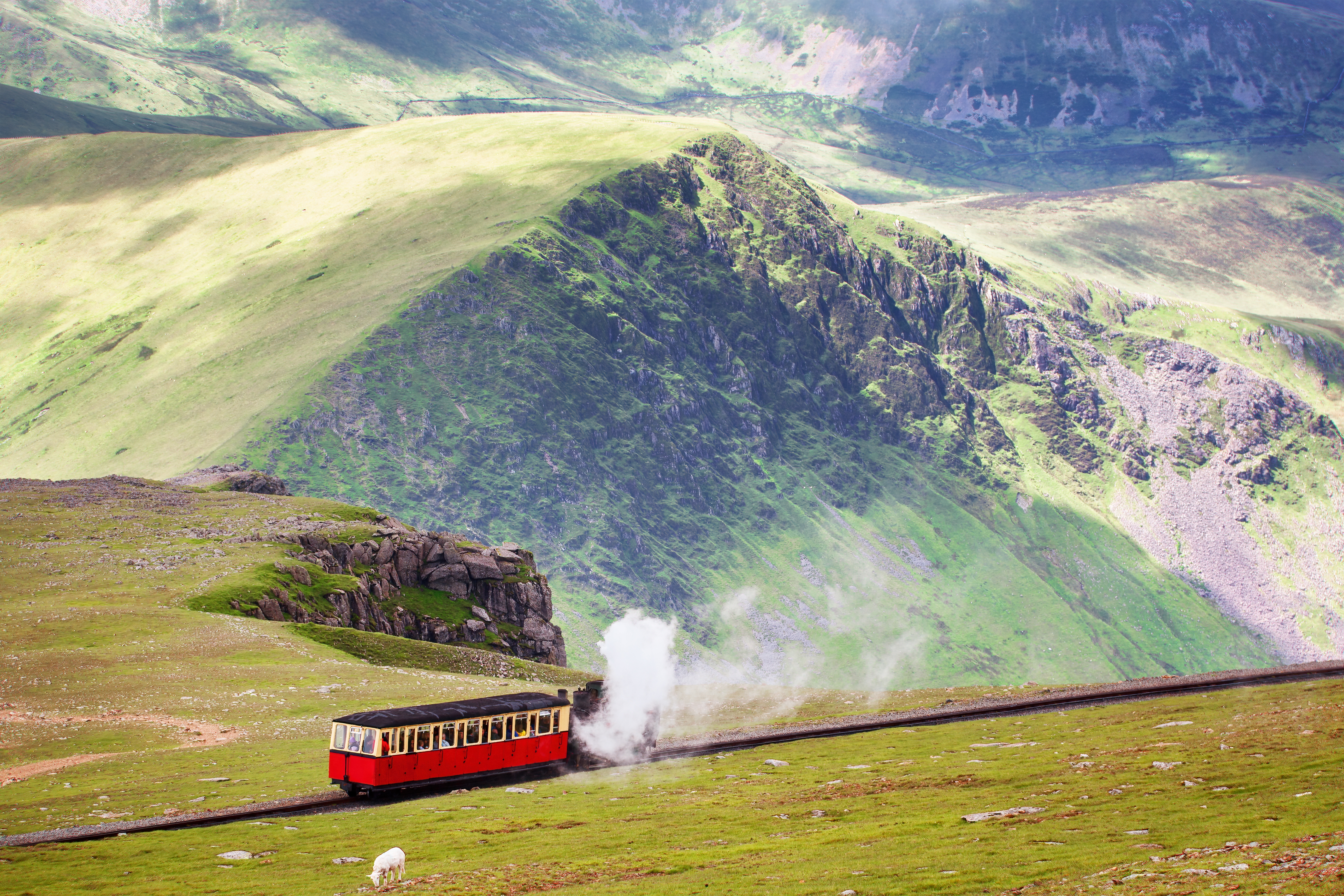 Welsh Highland Railway damptog gennem spektakulært bjerglandskab