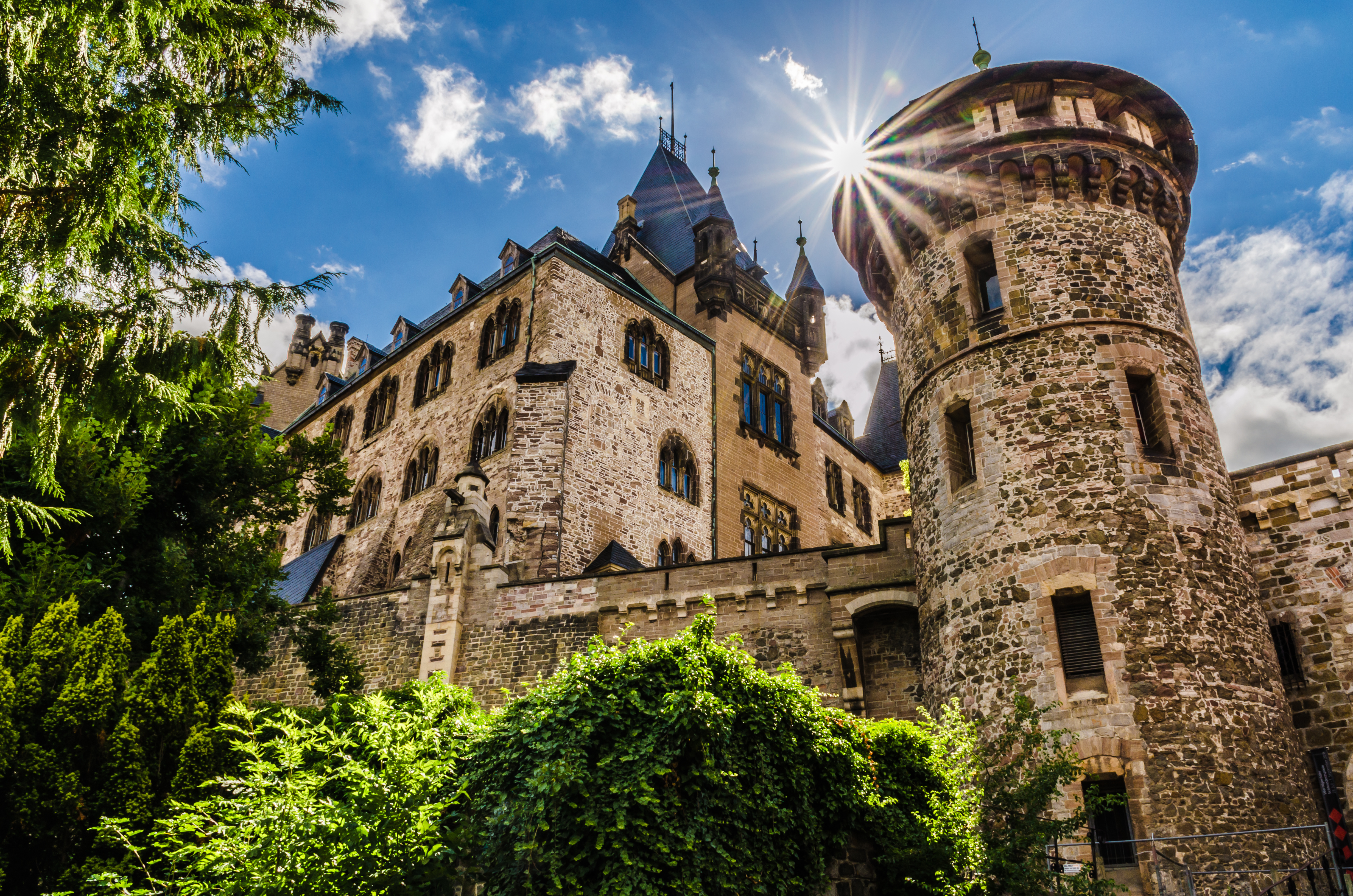 Schloss Wernigerode med karakteristiske middelalderlige stentårne badet i solskin i Harz-regionen, Tyskland