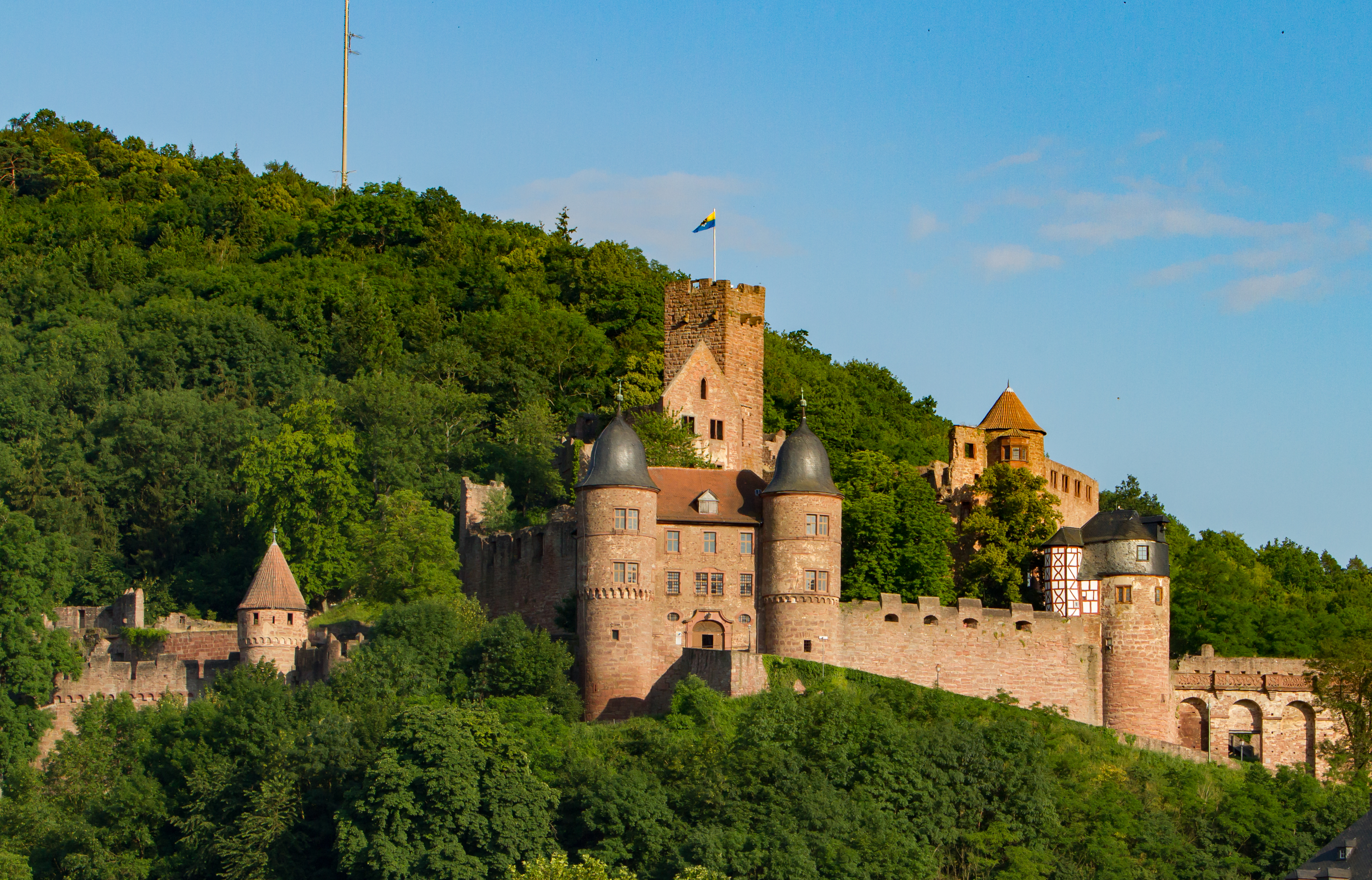 Malerisk Wertheim Slot på bakke i Bayern, Tyskland