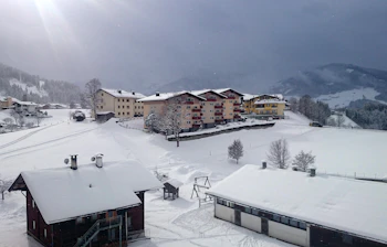 Vinterlandskab med snedækket landsby i Westendorf ved Kitzbühel i de østrigske alper