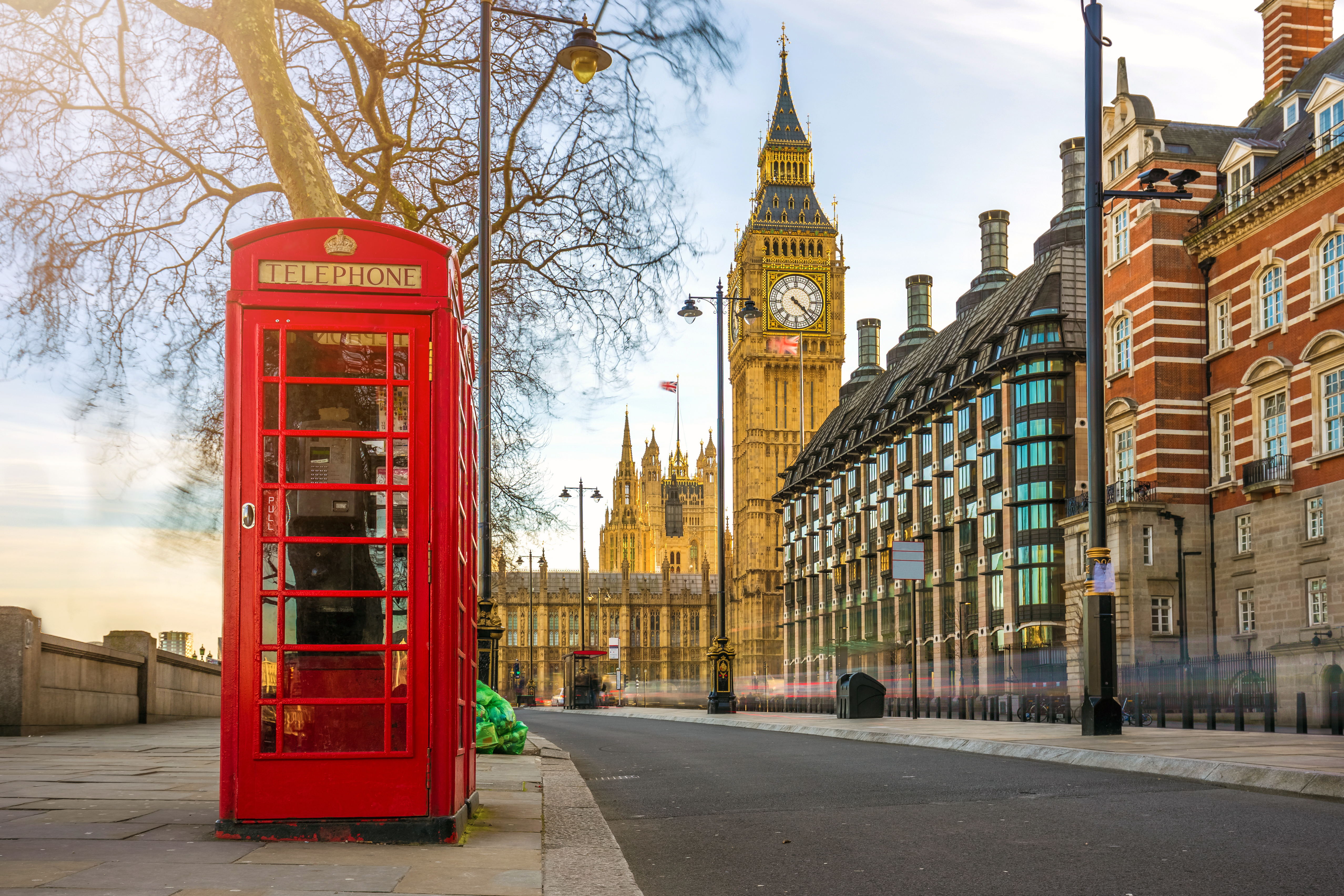 Berømt rød telefonboks og Big Ben i Westminster London England
