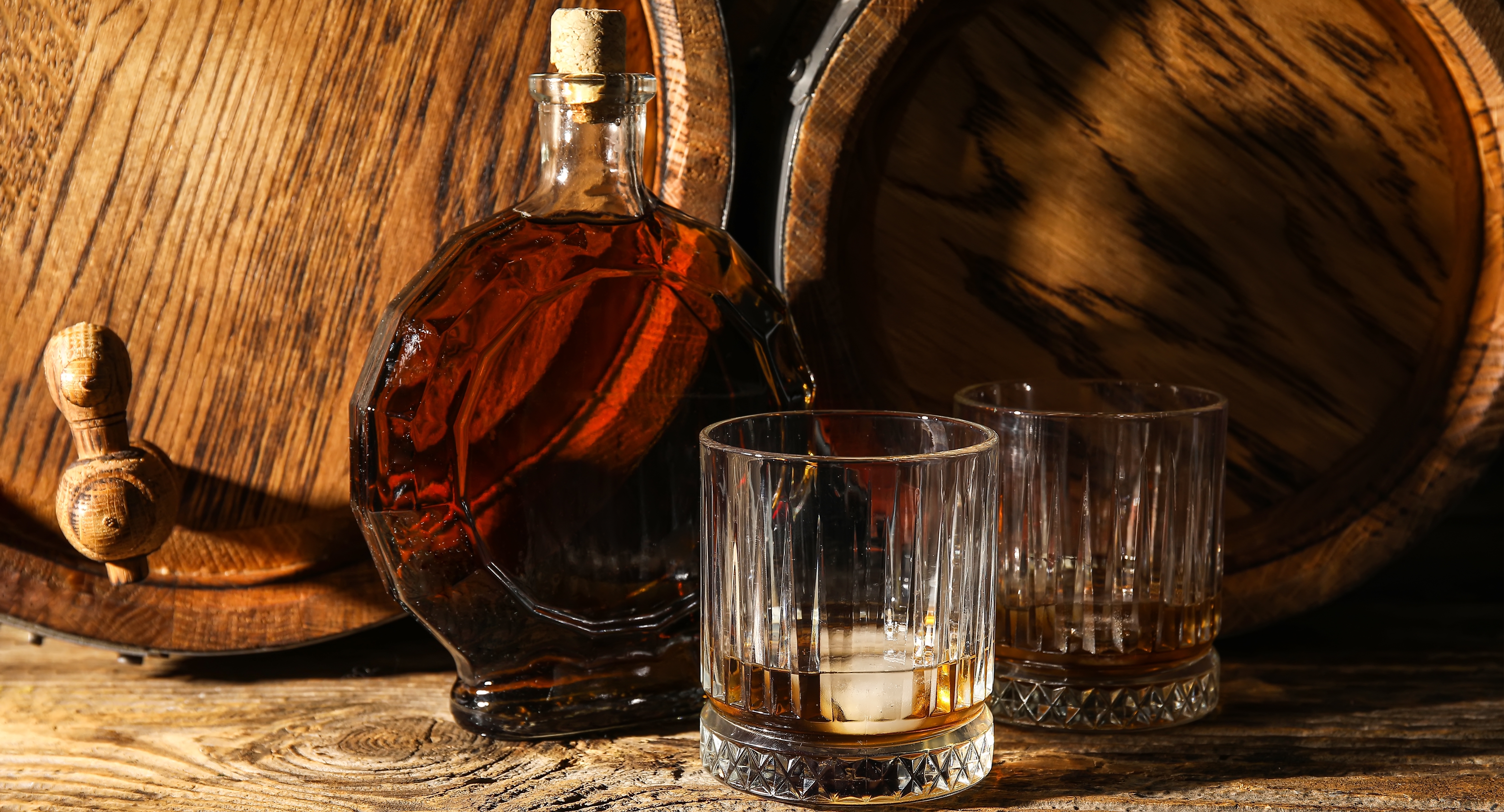 Luksus irsk whiskey med smagsglas og lagringsfade i en atmosfærisk kælder i Kilkenny