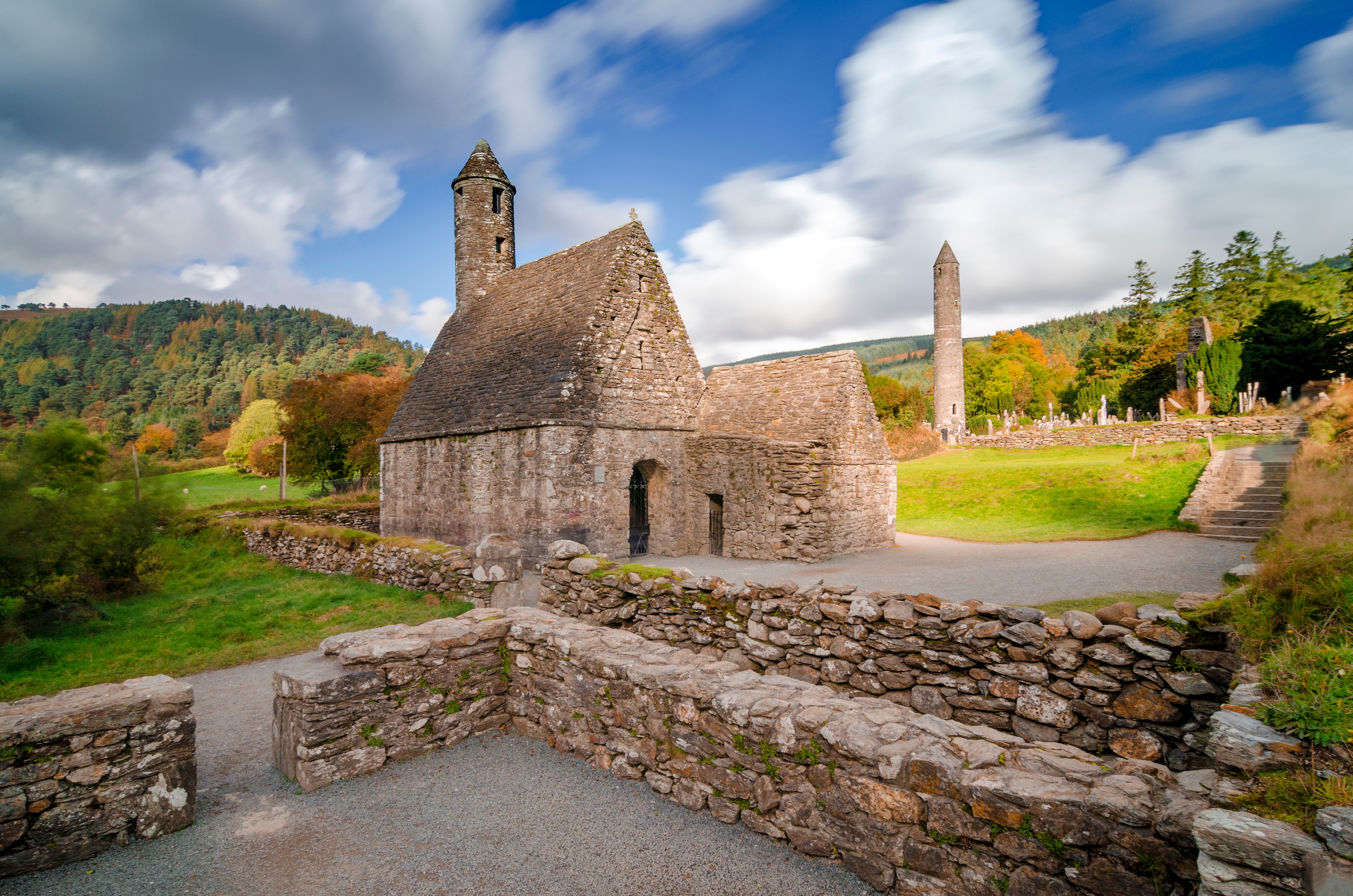 Smukke klosterruiner ved Glendalough med karakteristisk irsk rundt tårn og stenkirke