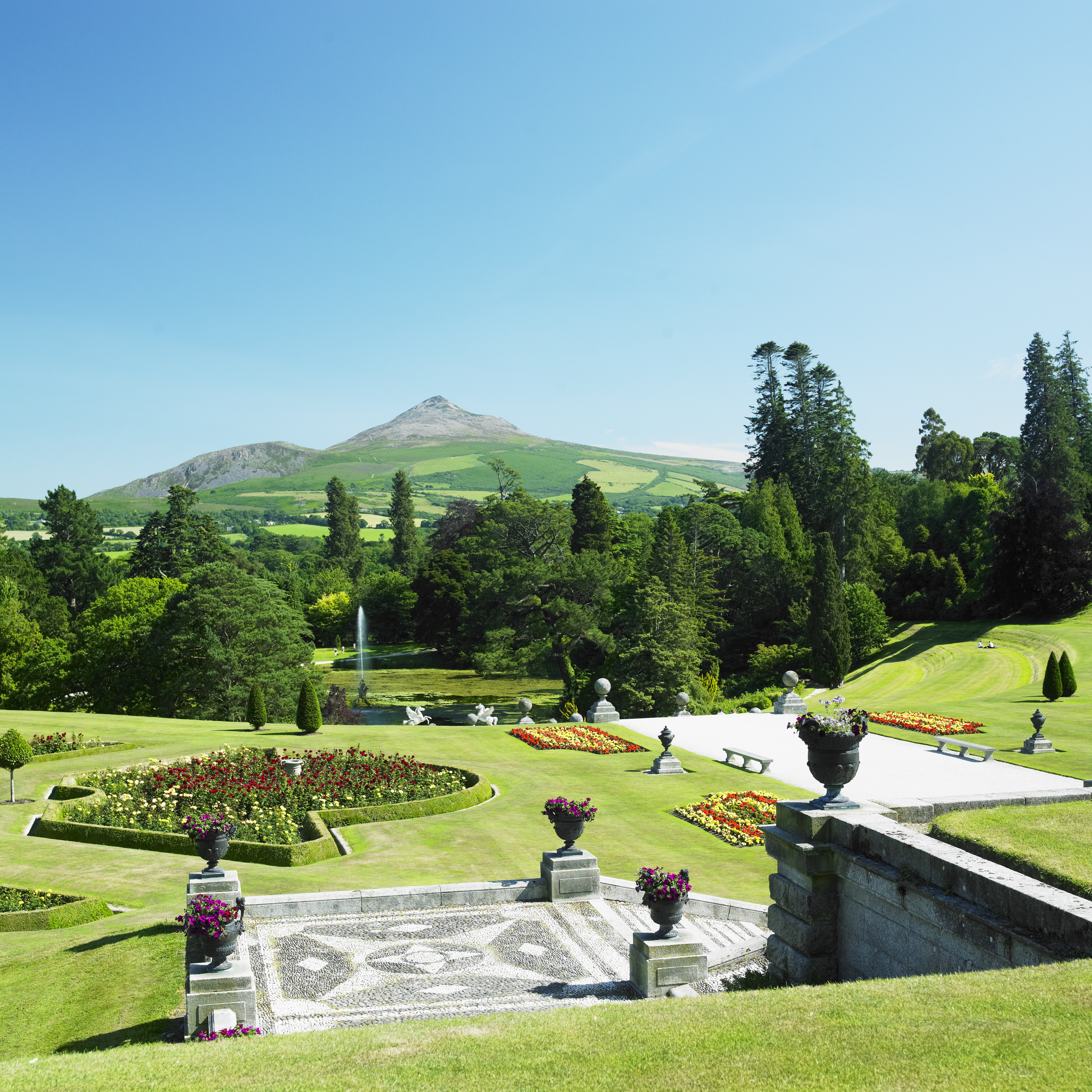 Wicklow Powerscourt Gardens med formelle terrasser og Sugar Loaf bjerg, Irland