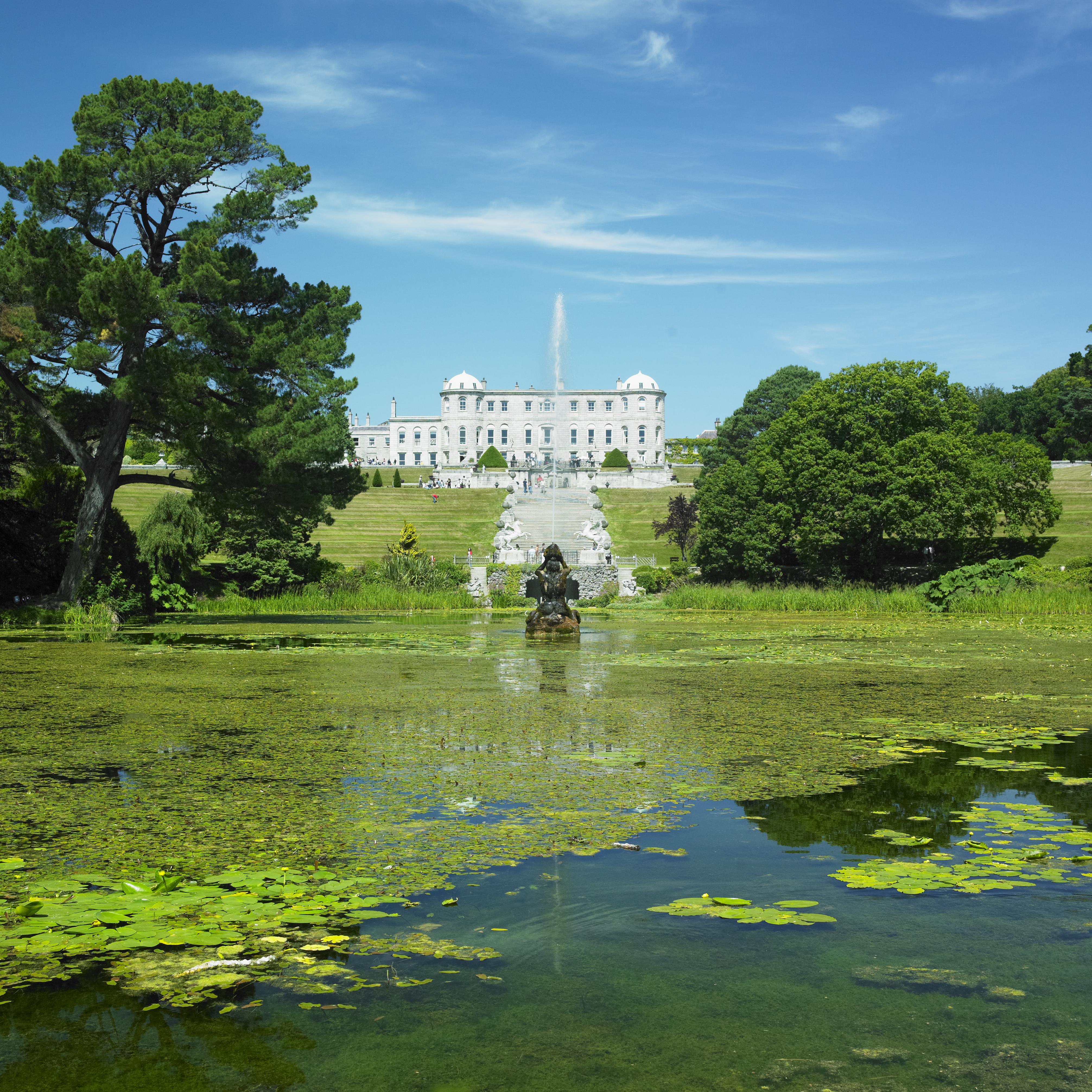 Wicklow Powerscourt herregård med romantisk sø og fontæne, Irland