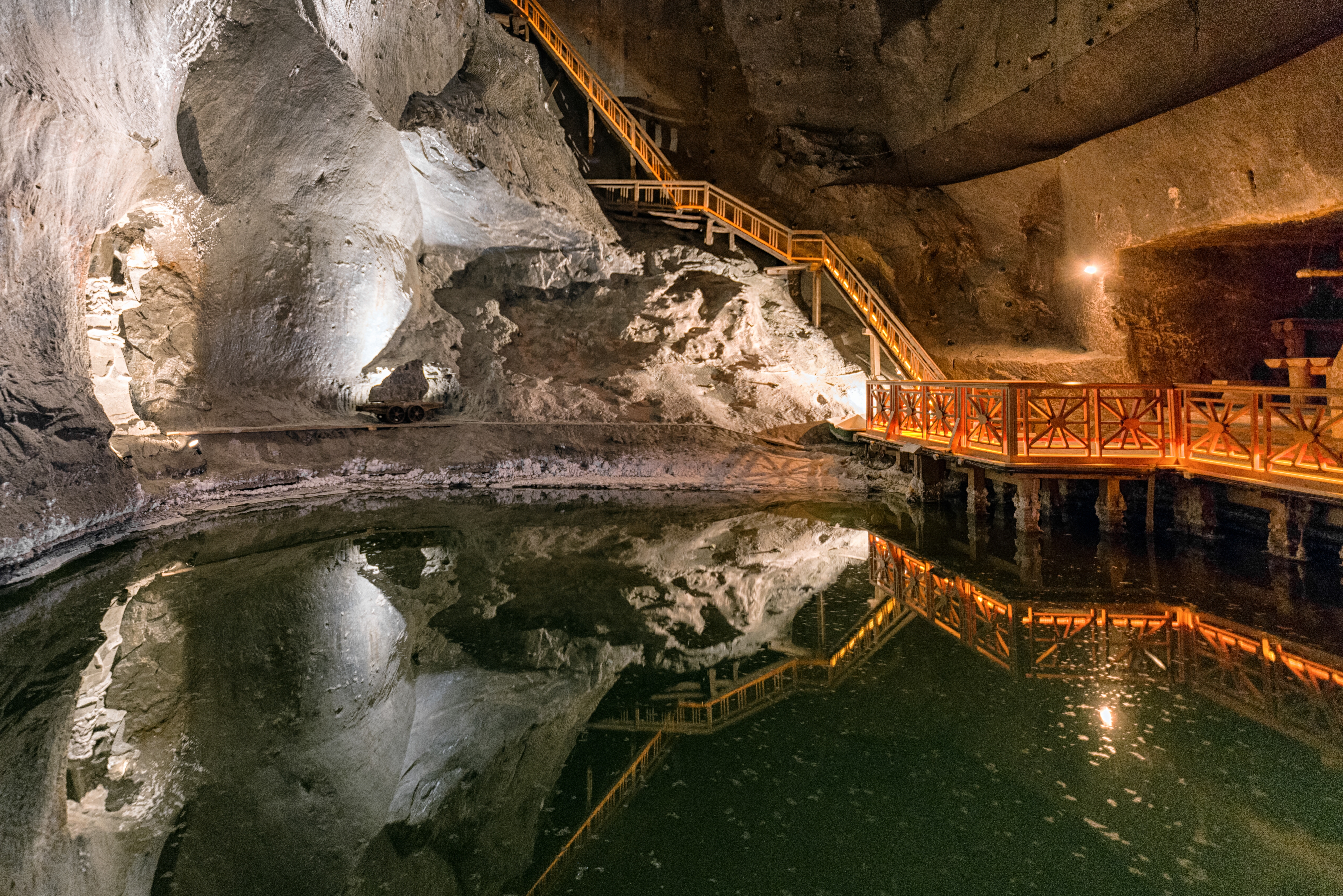 Underjordisk saltsø med orange træbroer og fantastiske hulerefleksioner i den historiske Wieliczka Saltmine i Polen