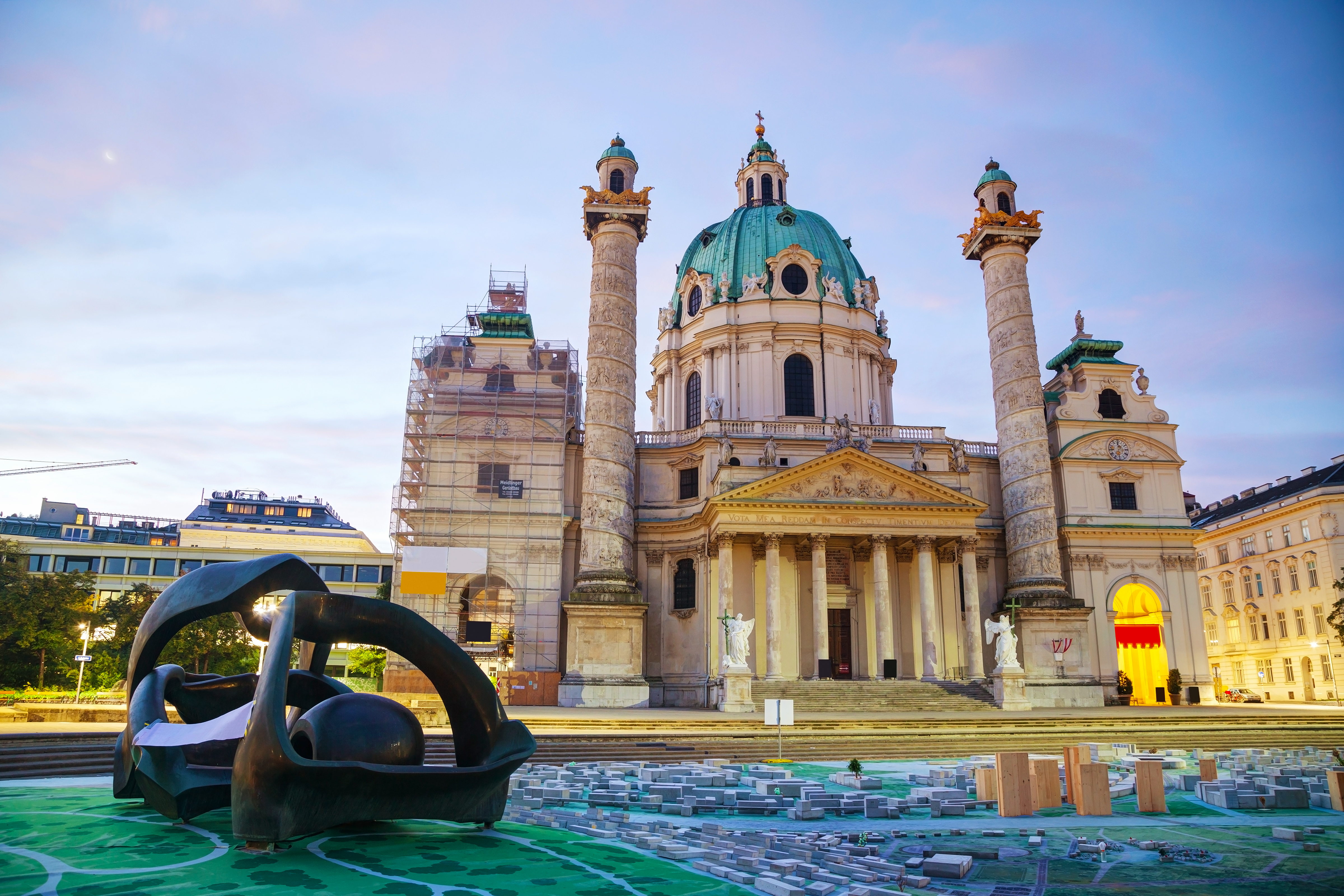 Berømt Karlskirche i Wien, Østrig i det tidlige morgenlys med ikonisk grøn kuppel og barokke søjler
