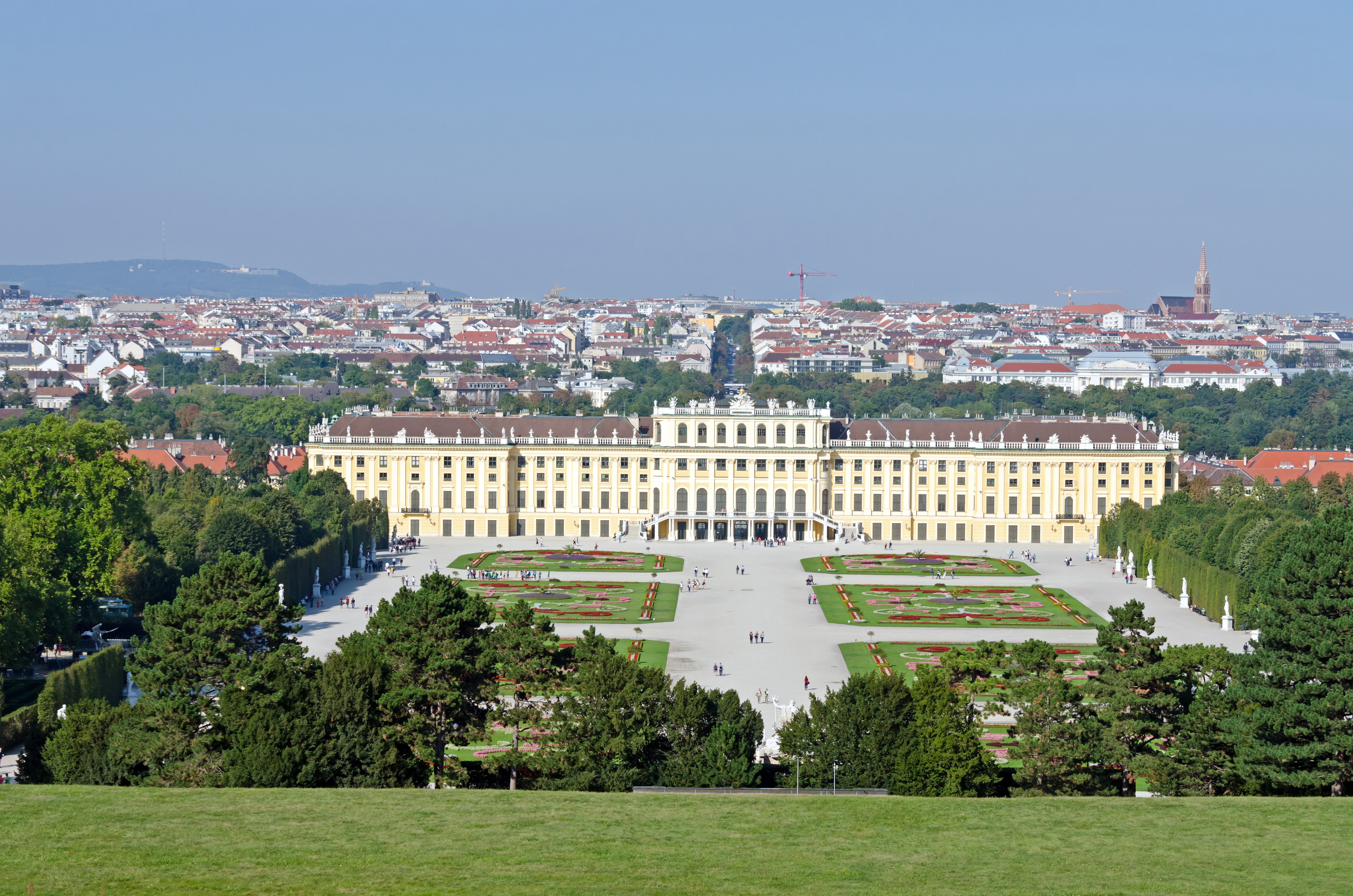 Panoramaudsigt over Schønbrunn Slot og dets overdådige barokhaver i hjertet af Wien, Østrig