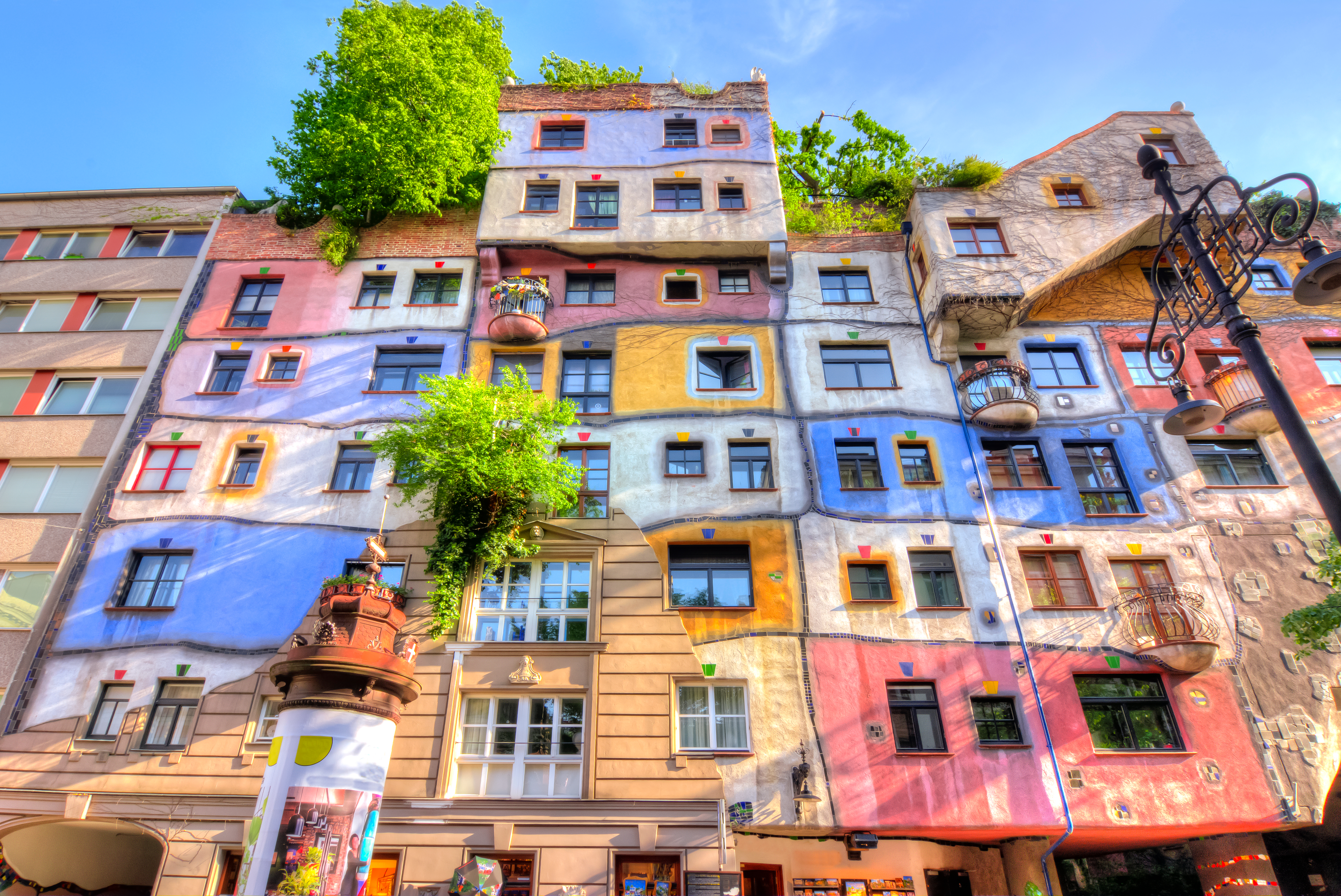 Kunstneriske Hundertwasser bygninger med farverige facader i Wien