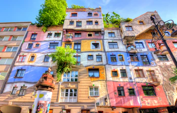 Kunstneriske Hundertwasser bygninger med farverige facader i Wien