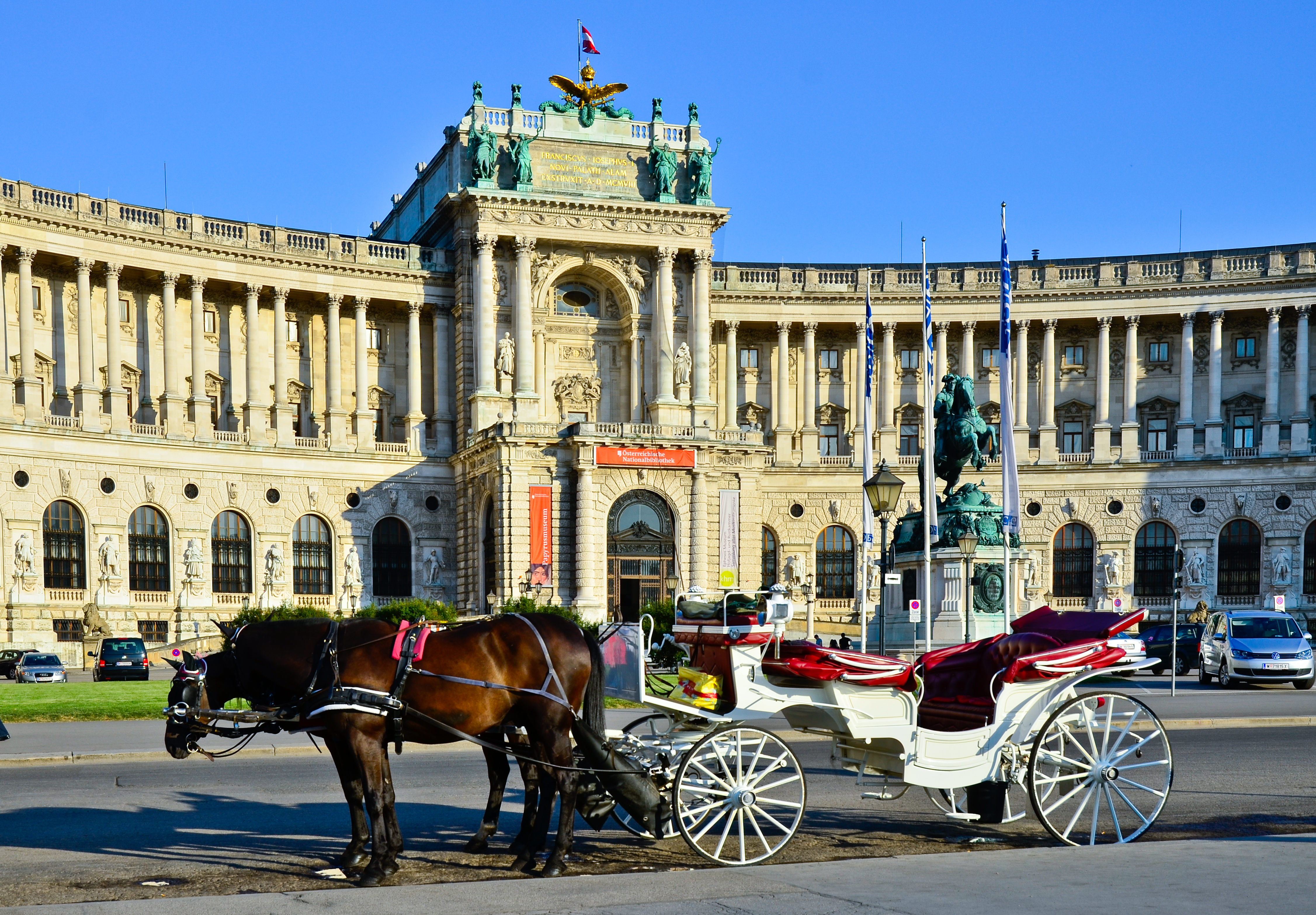 Wienerfiaker med heste foran det kejserlige Hofburg i Wien, Østrig