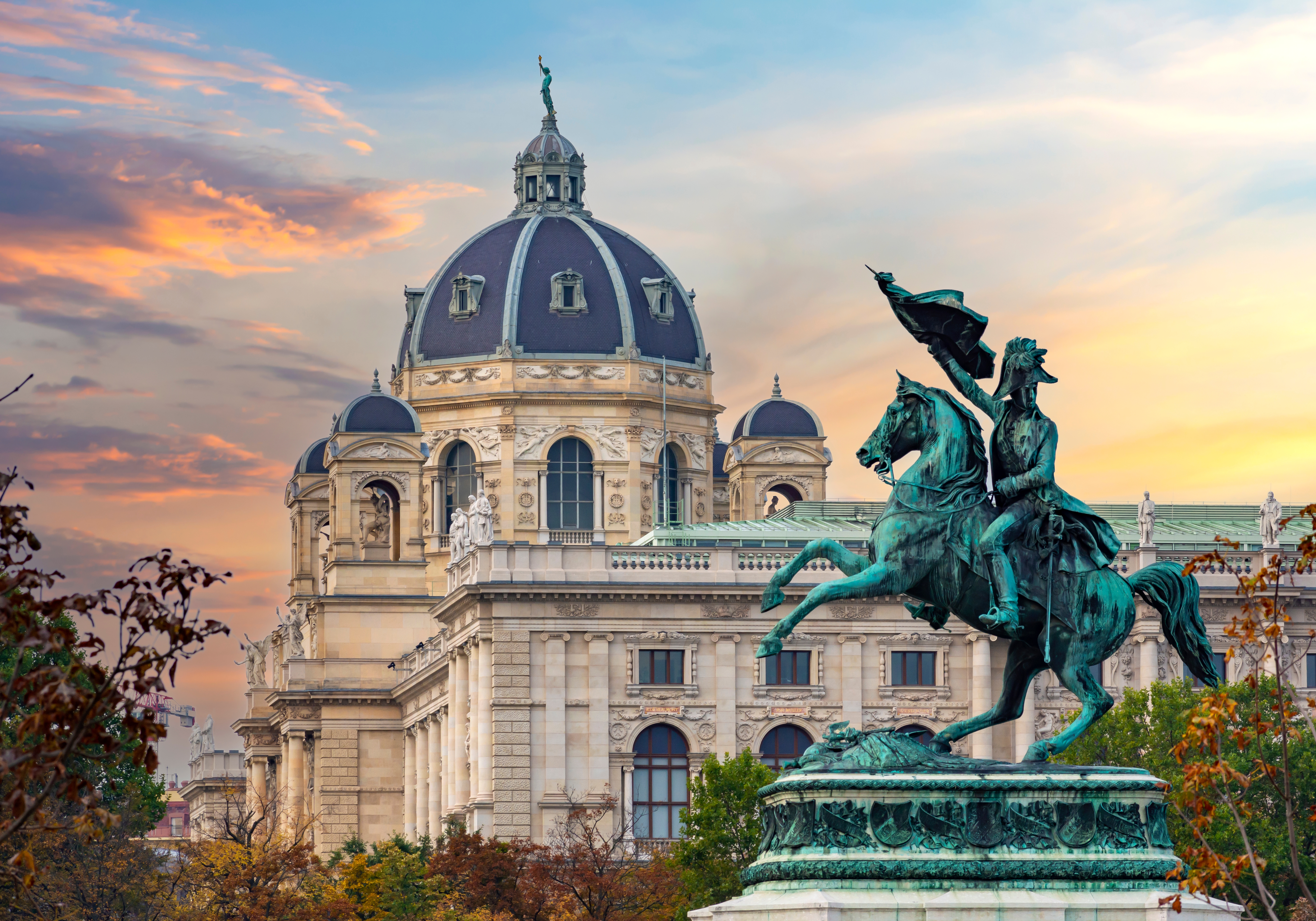 Hofburg palads og museum i Wien belyst af aftensol