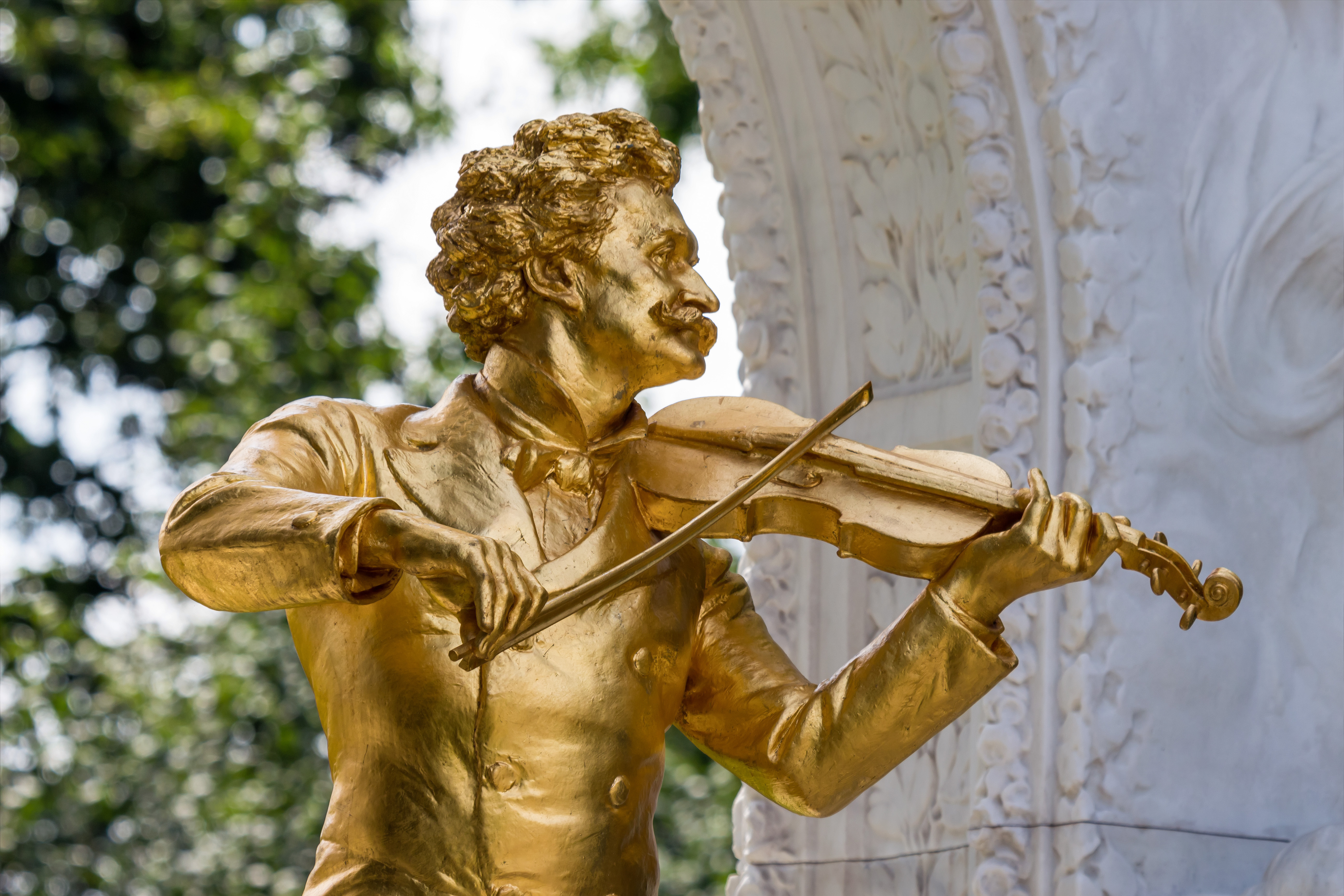 Ikonisk Johann Strauss statue med violin i Wien, Østrig