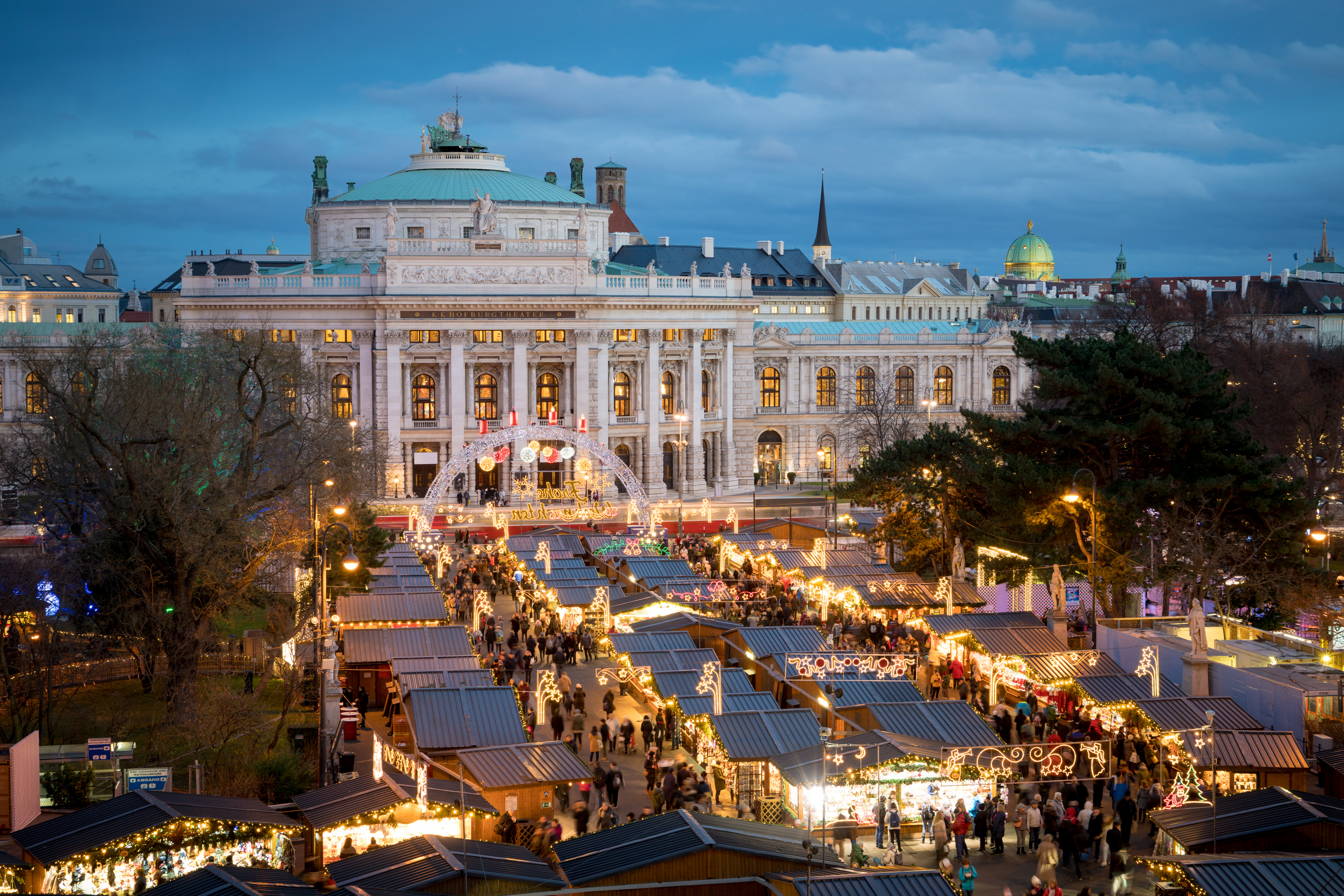 Wien juleferie med stemningsfuldt marked foran det historiske Burgtheater i bycentret