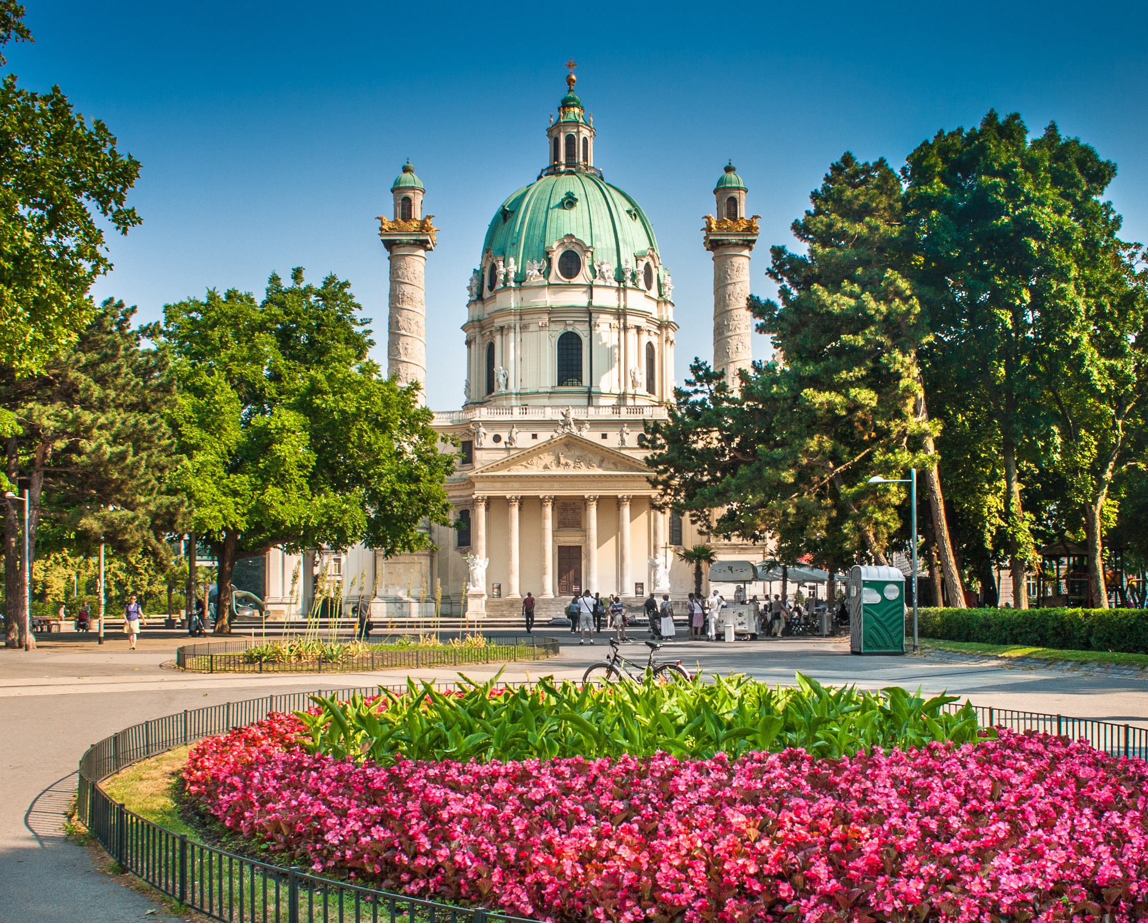 Wiens berømte Karlskirche med karakteristisk grøn kobberkuppel og søjler ved Karlsplatz omgivet af blomster og parkanlæg