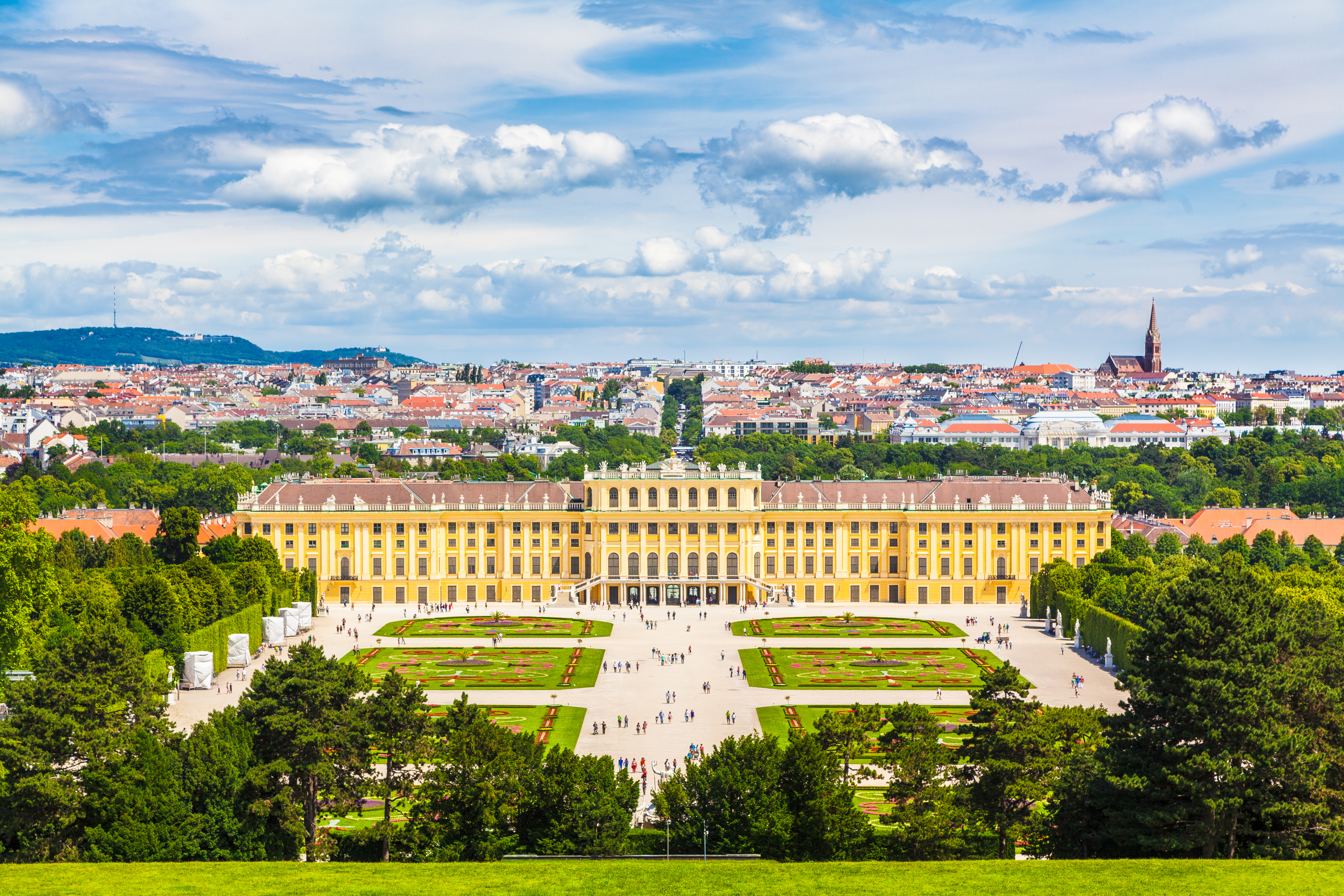 Panoramaudsigt over det kejserlige Schönbrunn Slot med den storslåede have under blå sommerhimmel i Wien, Østrig