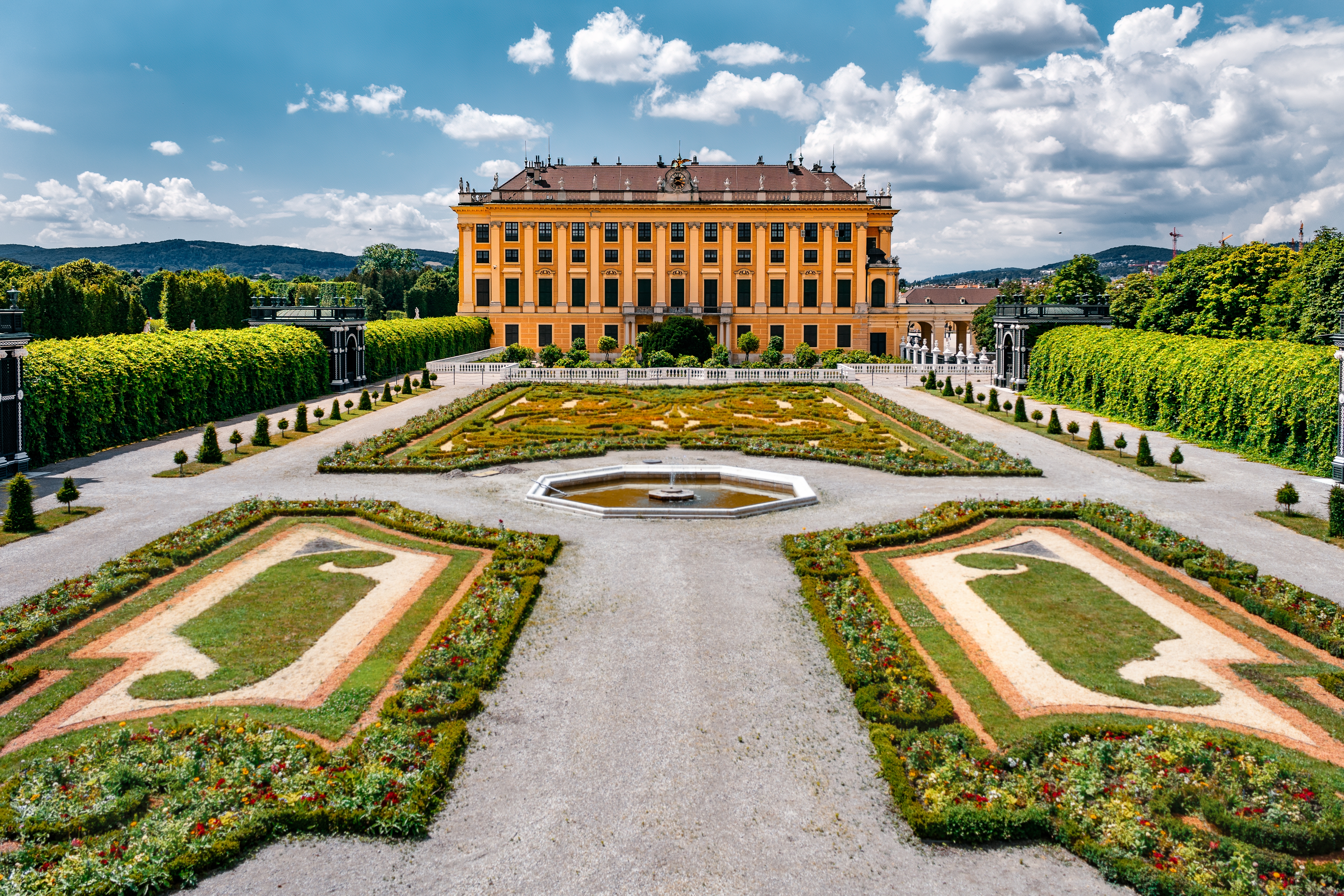 Imponerende Schönbrunn kejserpalads med geometriske haver i Wien