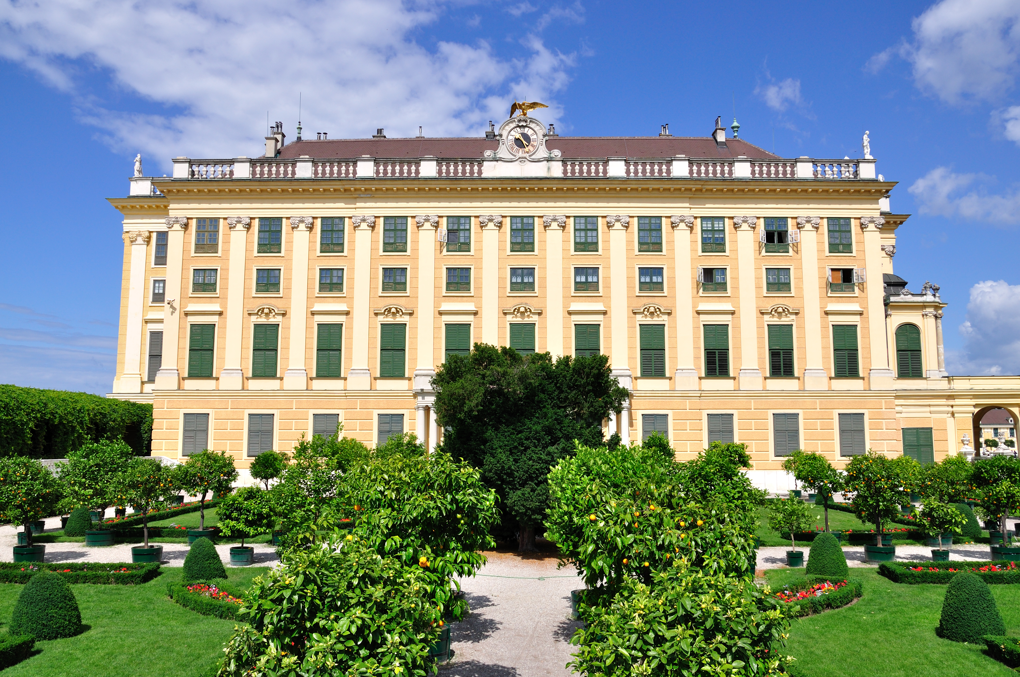 Kejserpalads Schönbrunn med smukke parkanlæg i Wien